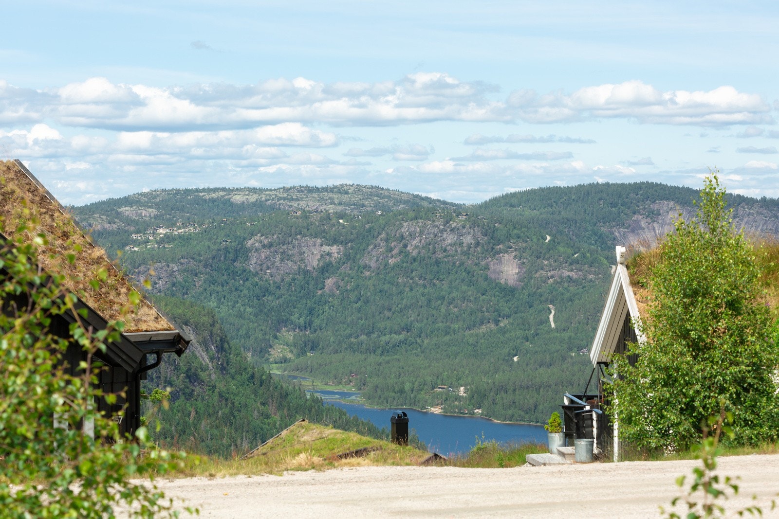 Eiendommen har gode solforhold og nydelig utsikt mot fjellheimen. Galleribilde