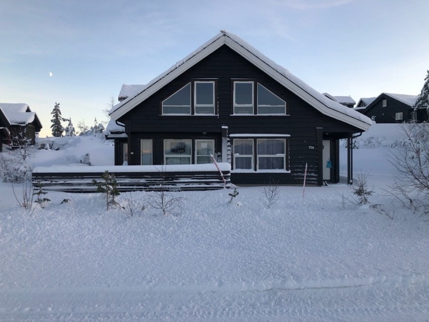 Eiendommen har gode solforhold og stor terrasse med nydelig utsikt mot fjellheimen. På terrassen på baksiden av hytta er det fint å nyte ettermiddagssolen etter en dag i bakken eller skiløypene. Galleribilde