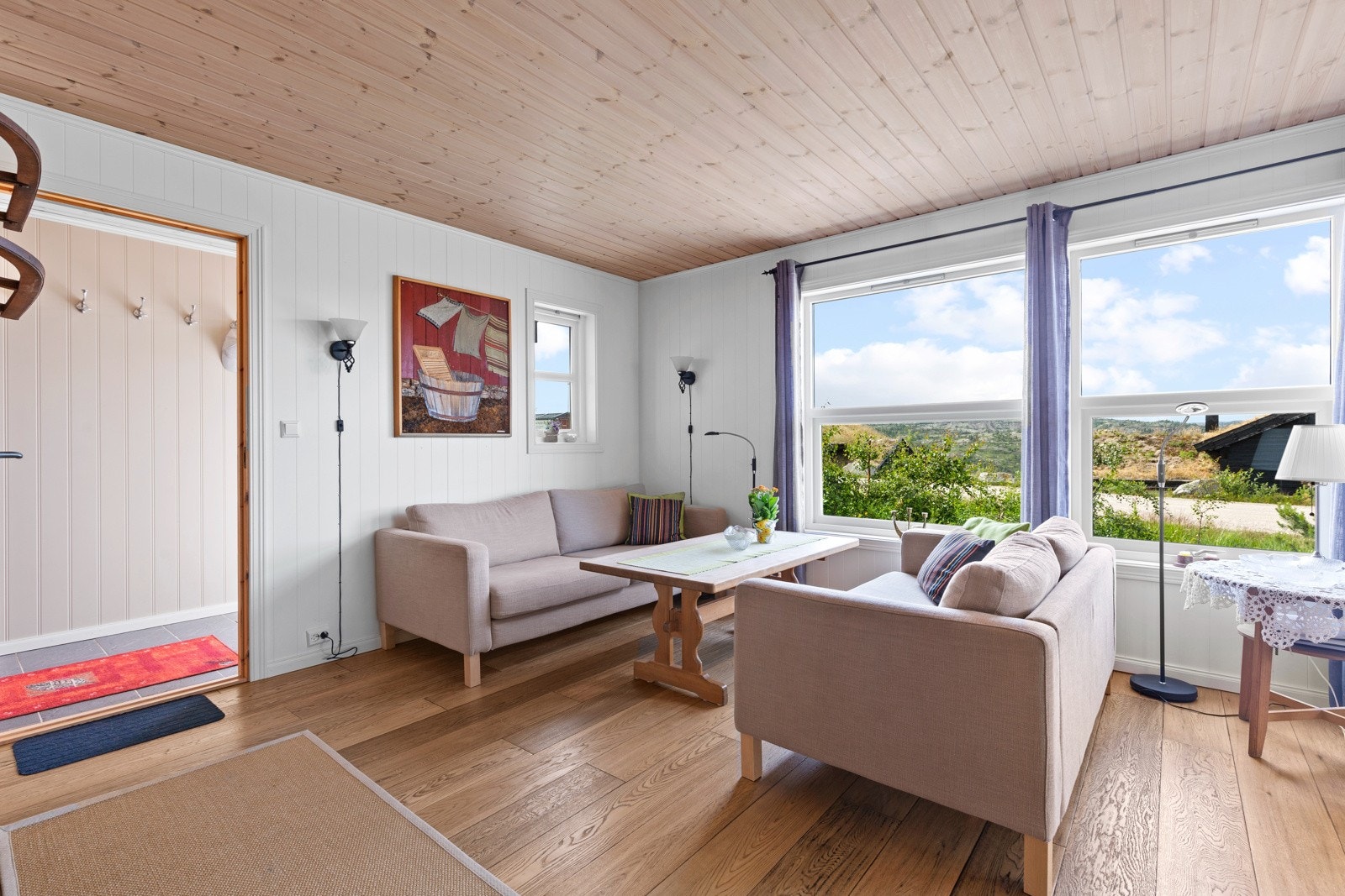 Stuen er i åpen løsning mot kjøkkenet, og har god plass til sofagruppe med tilhørende møblement Galleribilde