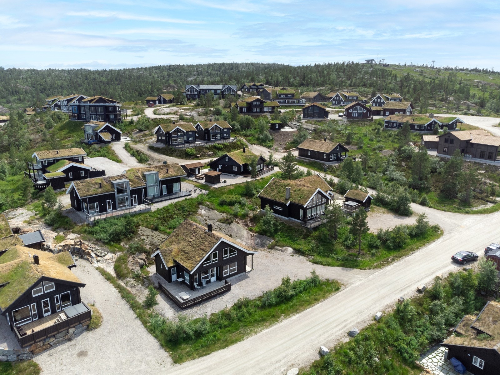 Romslig familiehytte med arealeffektiv planløsning og gode oppholdsrom hvor storfamilien kan trives sammen. 5 soverom med god størrelse, samt loftstue med overnattingsmuligheter og 3 bad gjør det også enkelt å invitere med gjester. Galleribilde