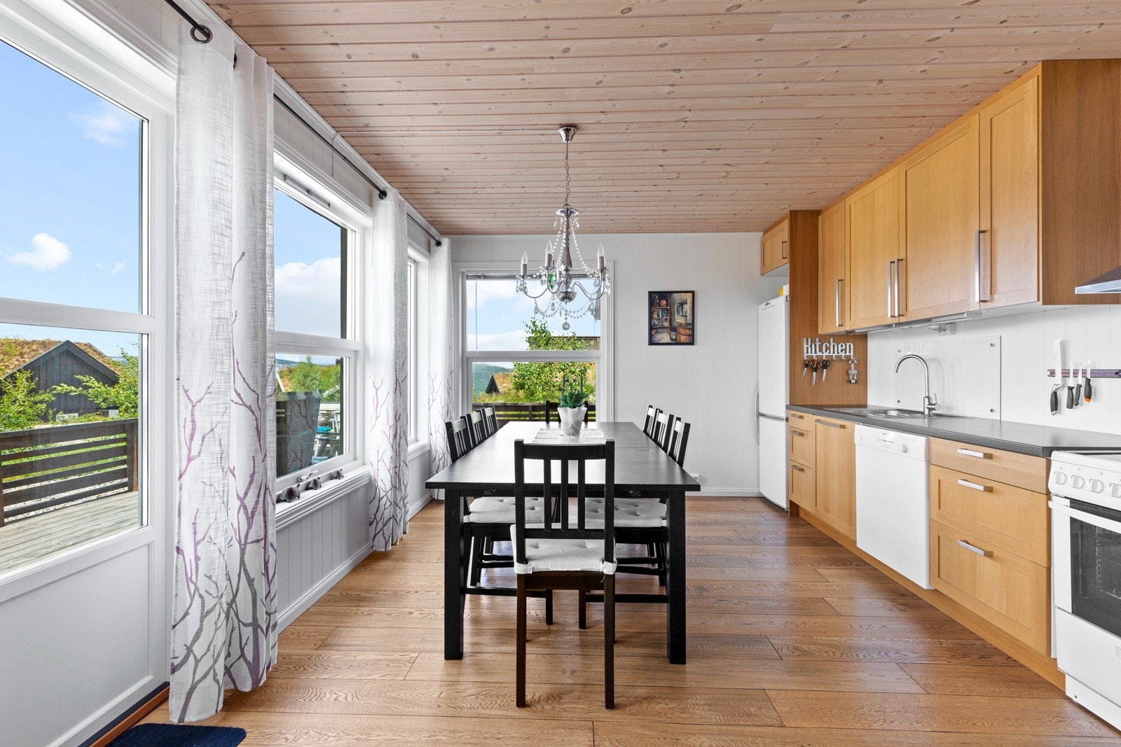 Fra kjøkkenet er det utgang til deilig terrasse med nydelig utsikt utover fjellheimen Galleribilde