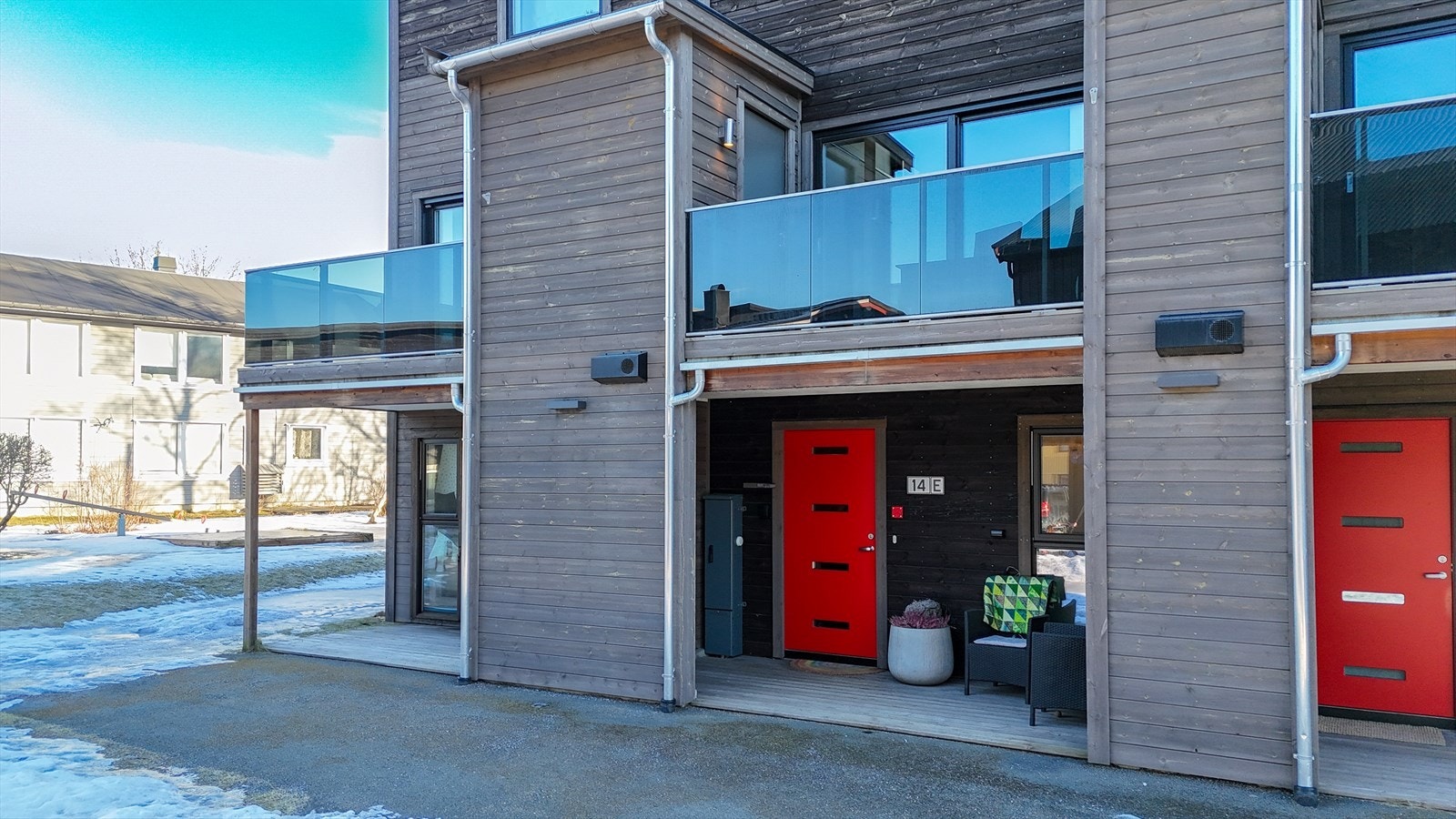 Terrasse i 2.etg på ca. 6kvm med glassrekkverk med bod. Terrasse i tilknytning 1.etg på ca. 8kvm. Galleribilde