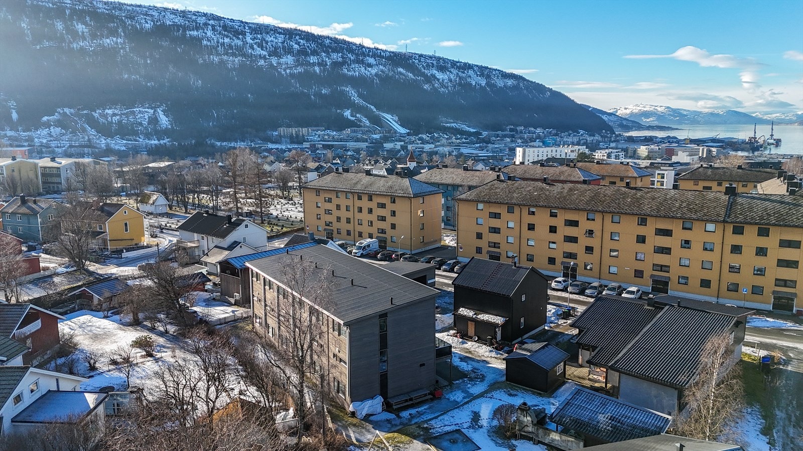 Rekkehusene ble bygd i 2019 og er noe av det mest moderne i området. Her treffer morgensolen fasaden fra nord-øst. Fronten av husene er vendt mot sør-vest og vest, slik at det er gode solforhold. Galleribilde