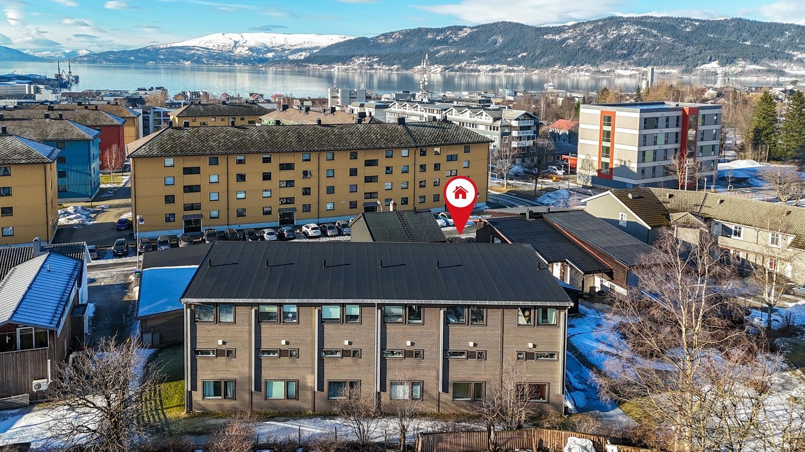 Sentralt, men stille og rolig villabebyggelse. 5 minutt i gåavstand til sentrum. Nærhet til barnehage og skole. Ingen gjennomgangstrafikk . Galleribilde