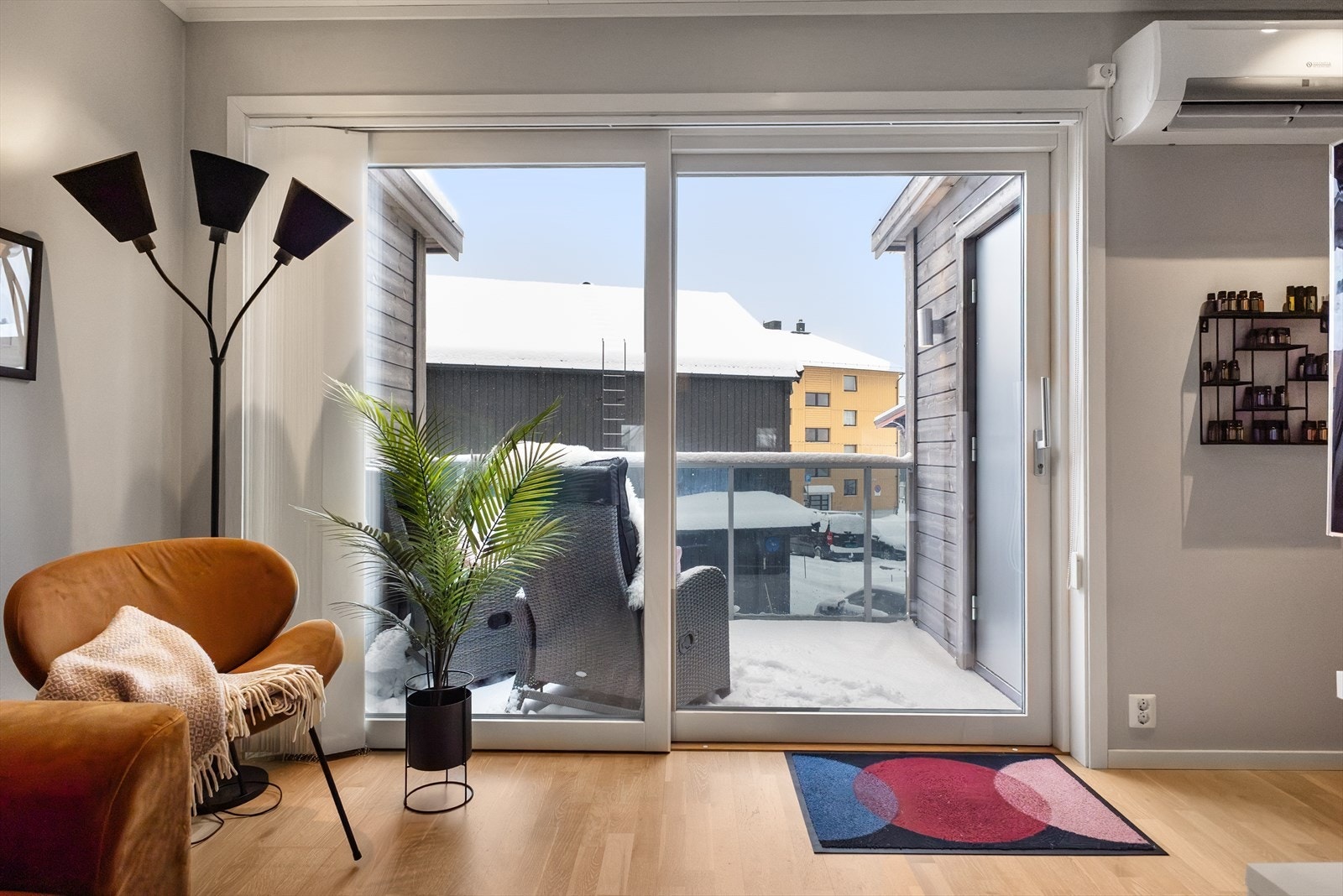 Mot hev/skyvedør og varmepumpen kan sees til høyre på bildet. Det er en bod i tilknytning terrassen. Galleribilde
