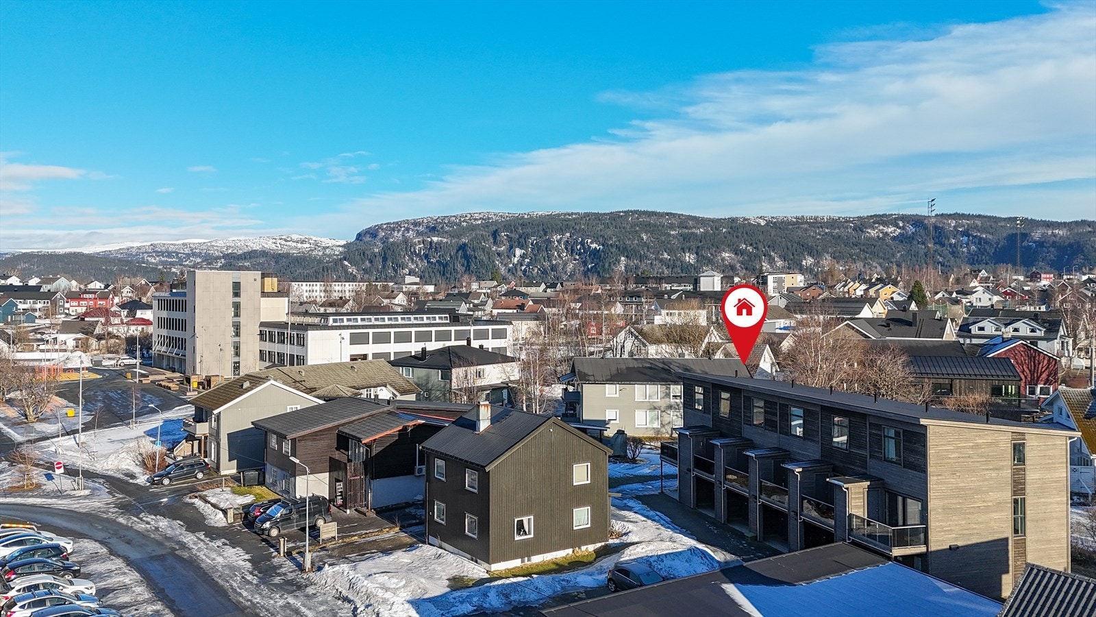 Aktiv Eiendomsmegling v/Tomi Christian Johansen, presenterer her ett rålekkert rekkehus bygd 2019, beliggende sentralt, men likefullt skjermet til. Galleribilde
