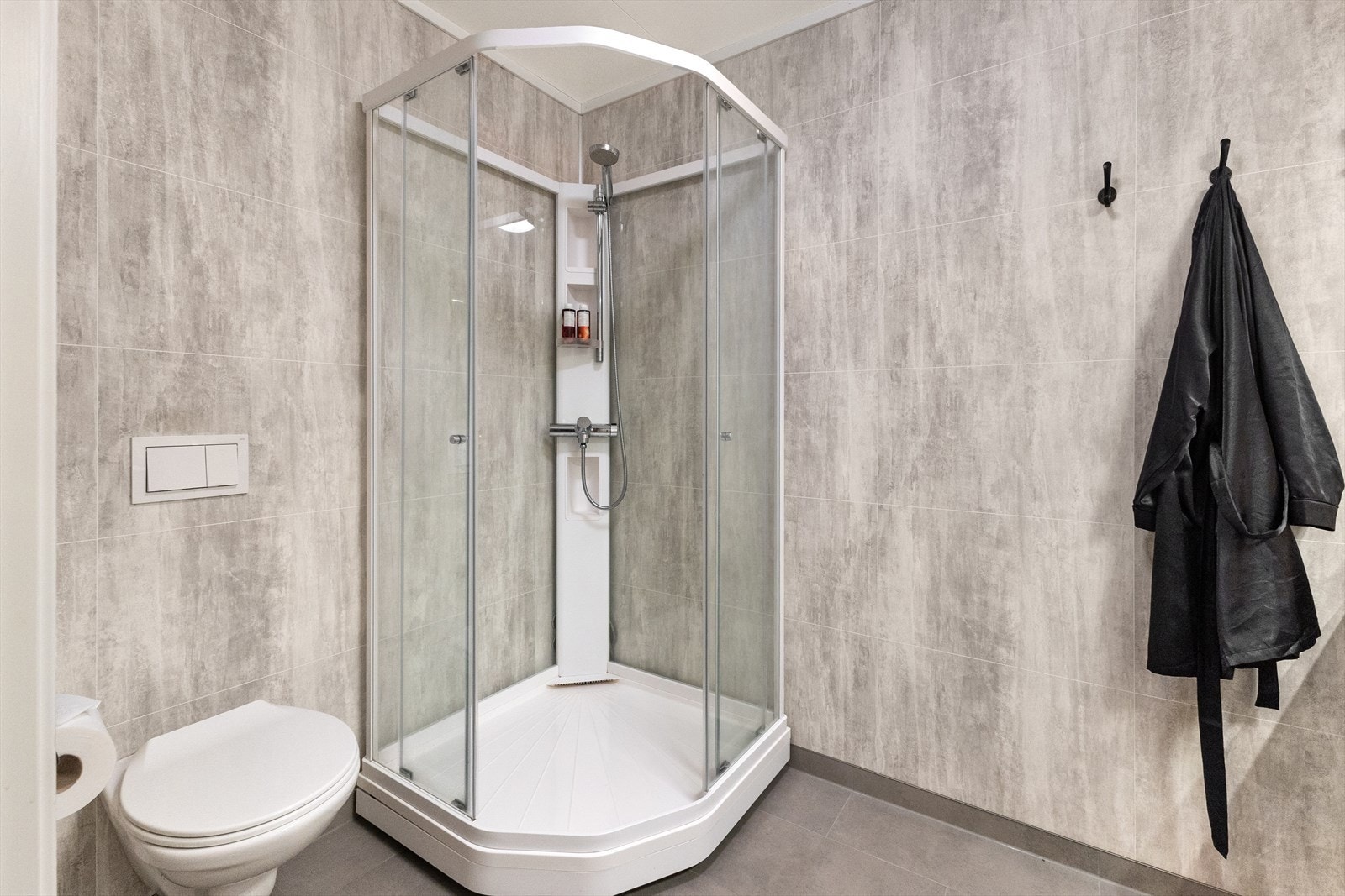 Veggmontert wc og stort dusjkabinett. Galleribilde