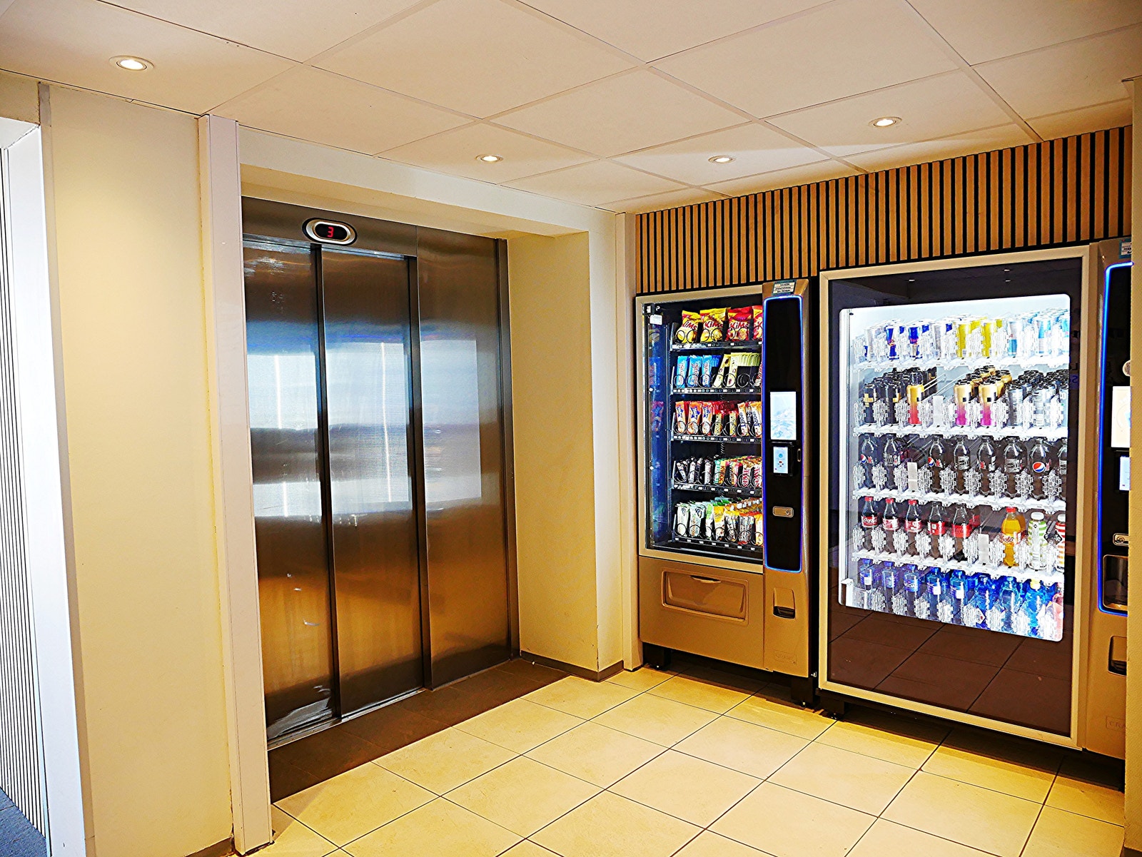 Hovedinngangen byr på snaks og drikke Galleribilde