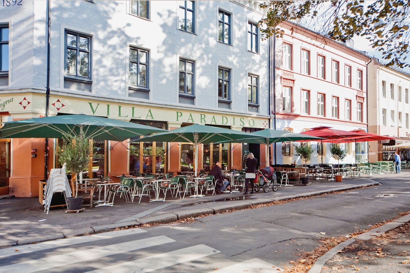 En kort spasertur fra boligen ligger det pulserende Grünerløkka, hvor liv og unike matopplevelser står i kø. Galleribilde