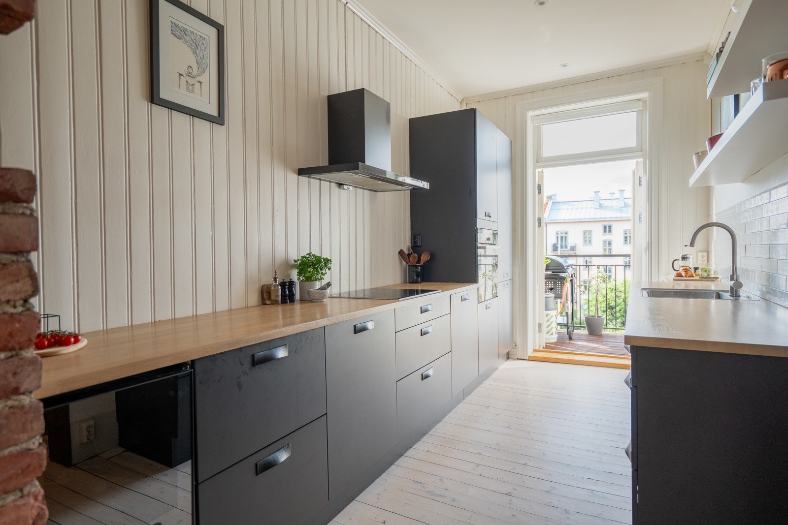 I naturlig tilknytning til stuen finner man et nyere kjøkken fra HTH, her er det en god romfølelse og funksjonell planløsning. Galleribilde