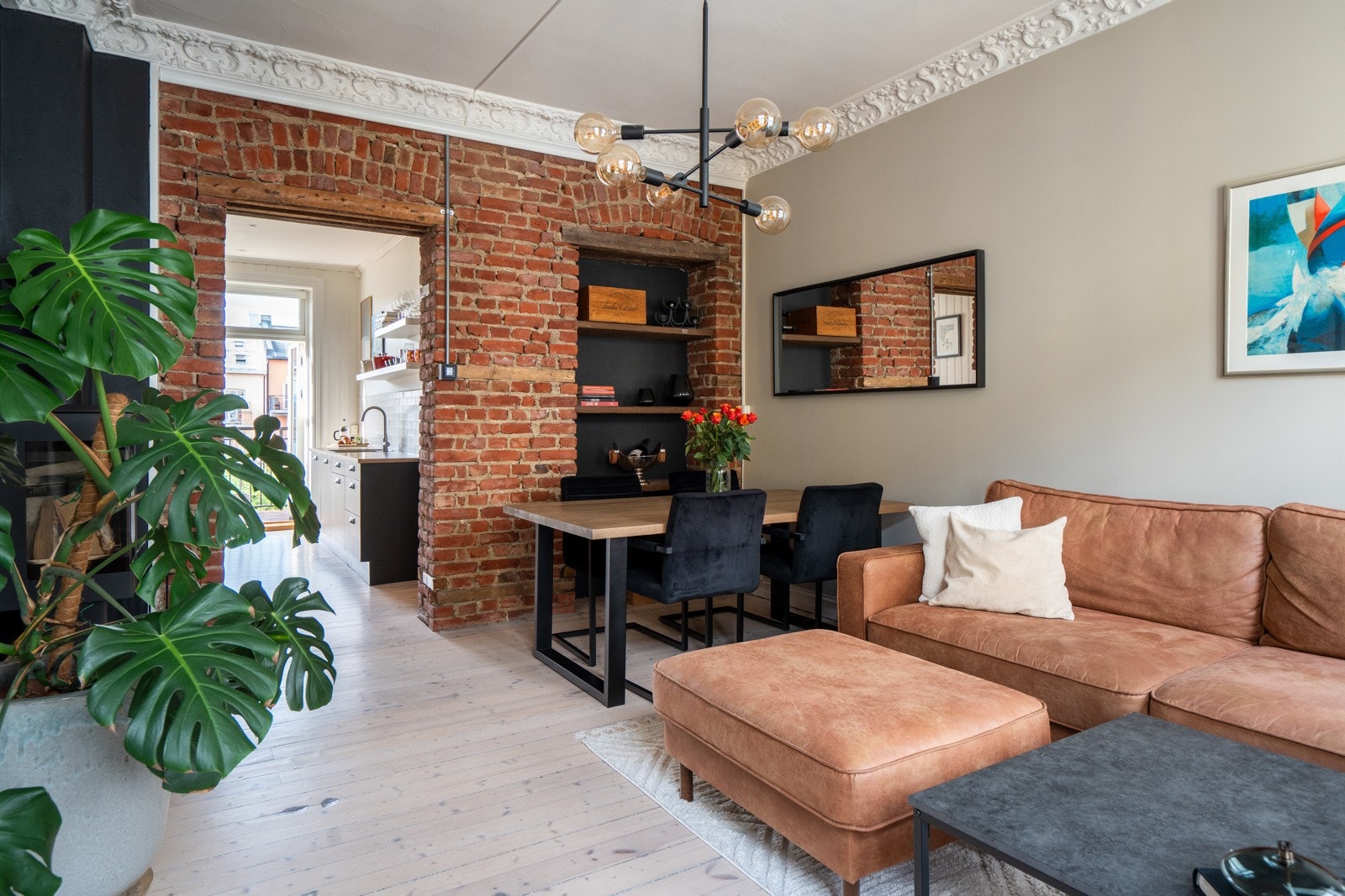 Dette er en leilighet med sjel - hvor røff teglstein møter moderne komfort Galleribilde