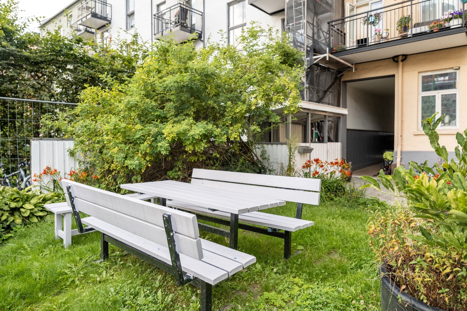 Koselig bakgård for å nyte rolige kvelder i skjermede omgivelser. Galleribilde