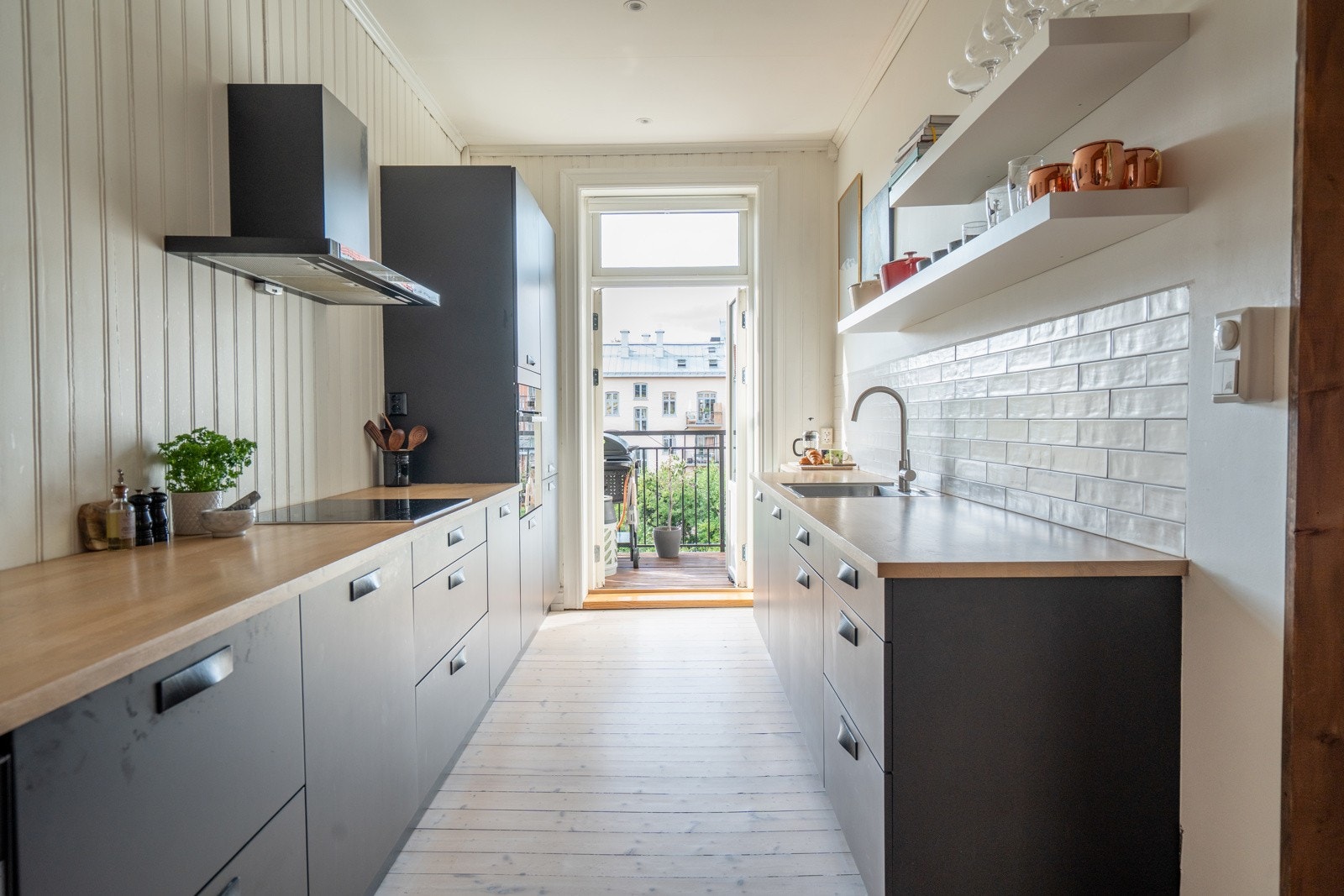 En moderne 2- roms leilighet med klassiske detaljer sentralt på Rodeløkka. Med direkte utgang til en solrik balkong, med skjermet beliggenhet mot bakgård. Galleribilde