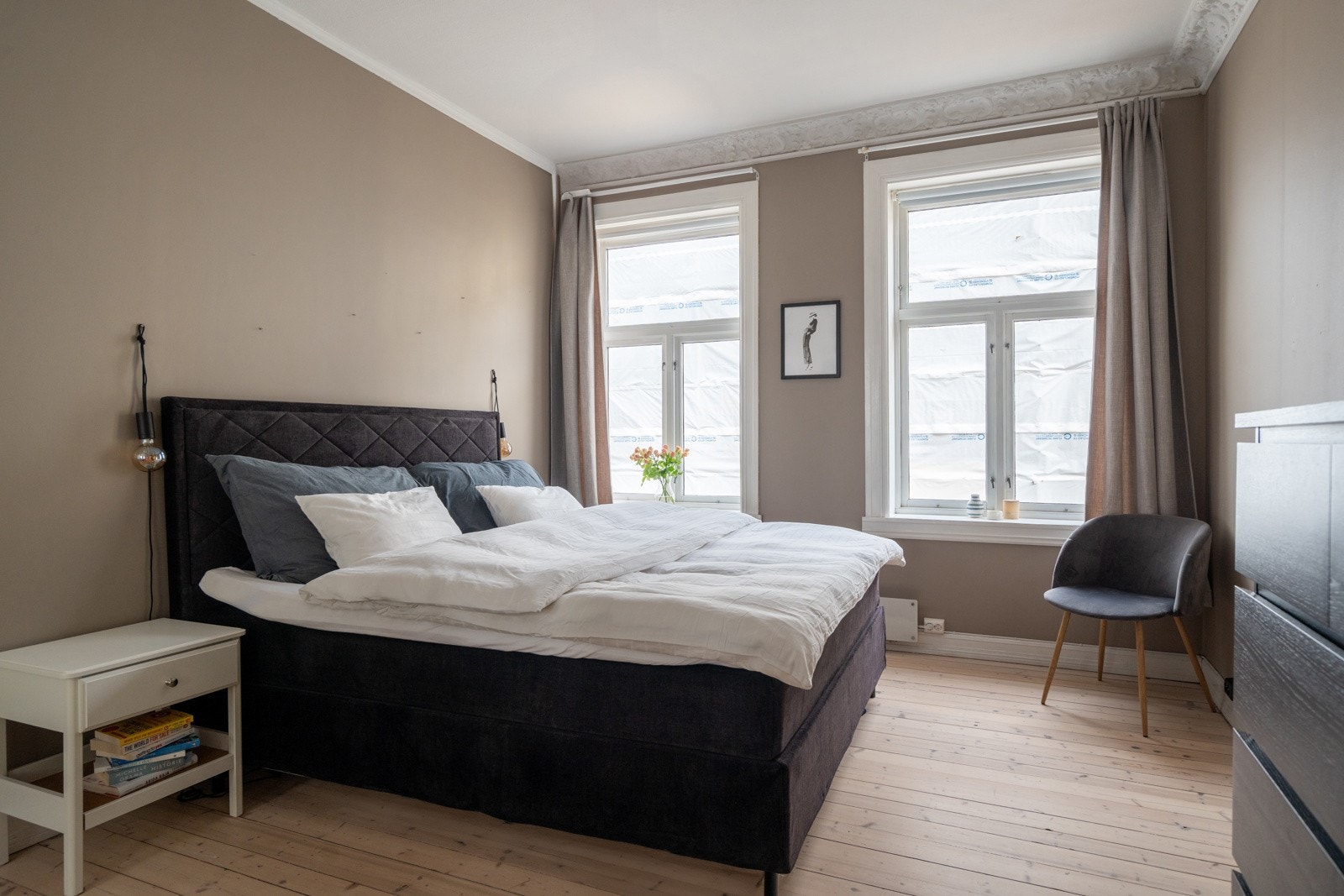 Et lyst og luftig soverom med plass til dobbeltseng og møbler - her får du en harmonisk atmosfære perfekt for hvile og ro. Galleribilde