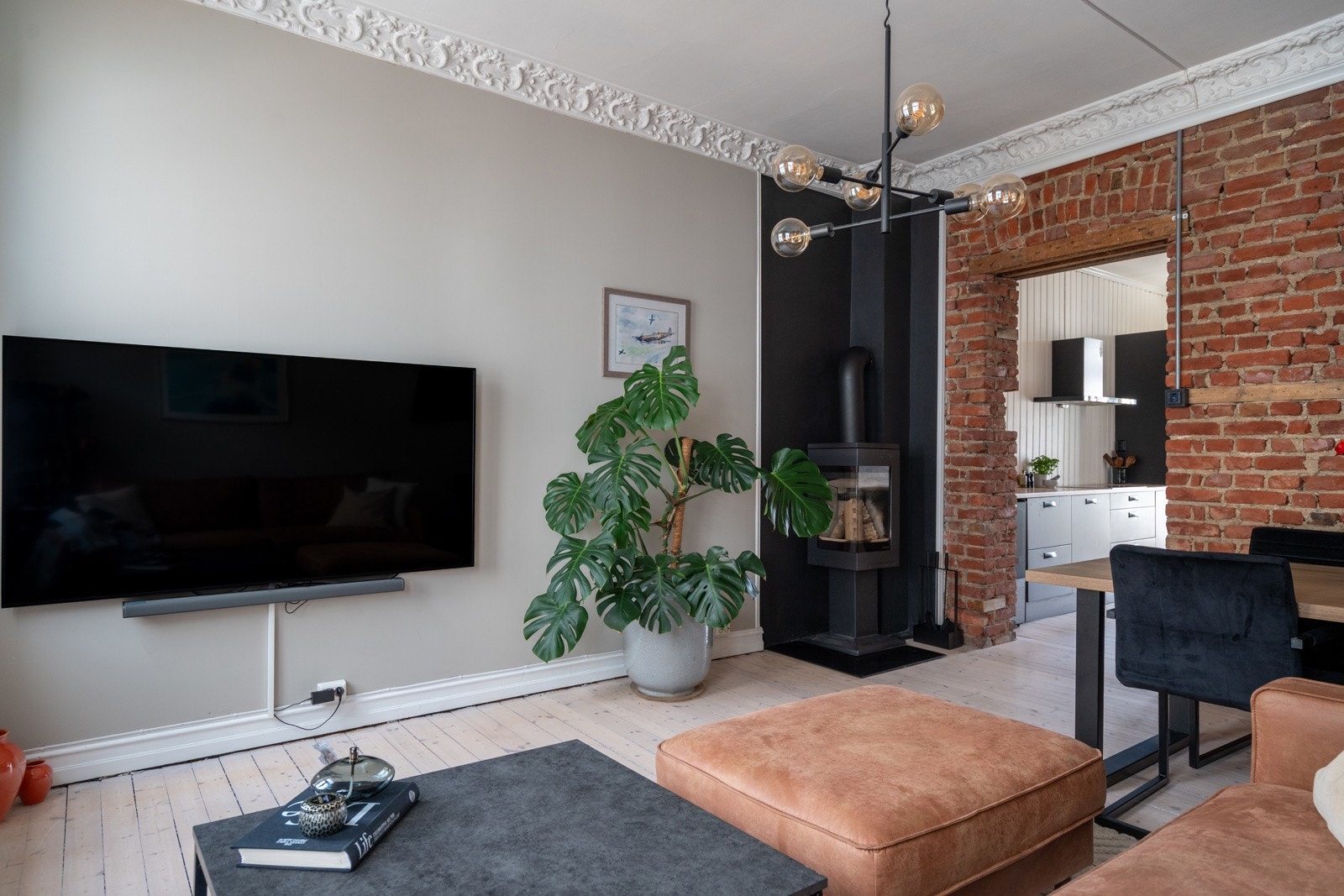 Leiligheten har vakre rosetter og stukkatur som virkelig setter prikken over i´en i denne elegante leiligheten. Galleribilde