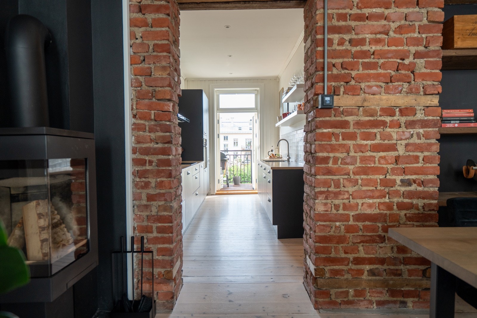 Leiligheten har en urban og lun atmosfære - perfekt for deg som liker det unike. Galleribilde