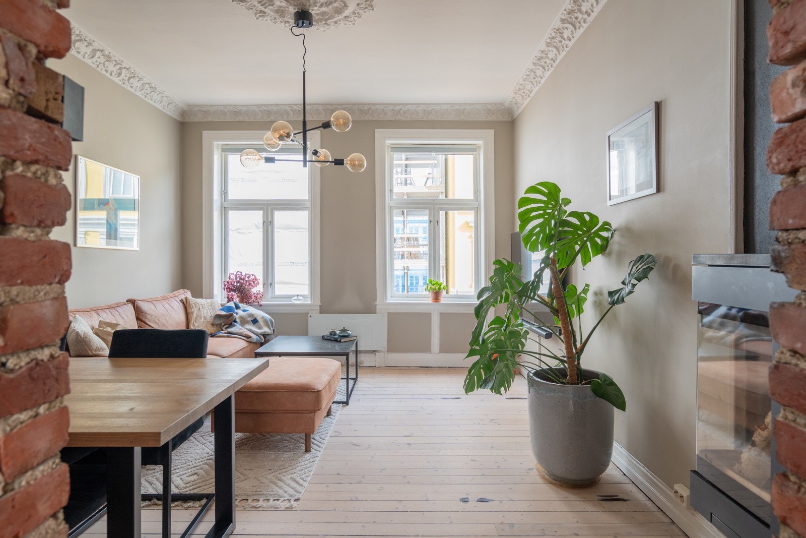 En praktisk stue med store vinduer som gir godt lysinnslipp, orginale tregulv og takhøyde på 3.02m. Galleribilde