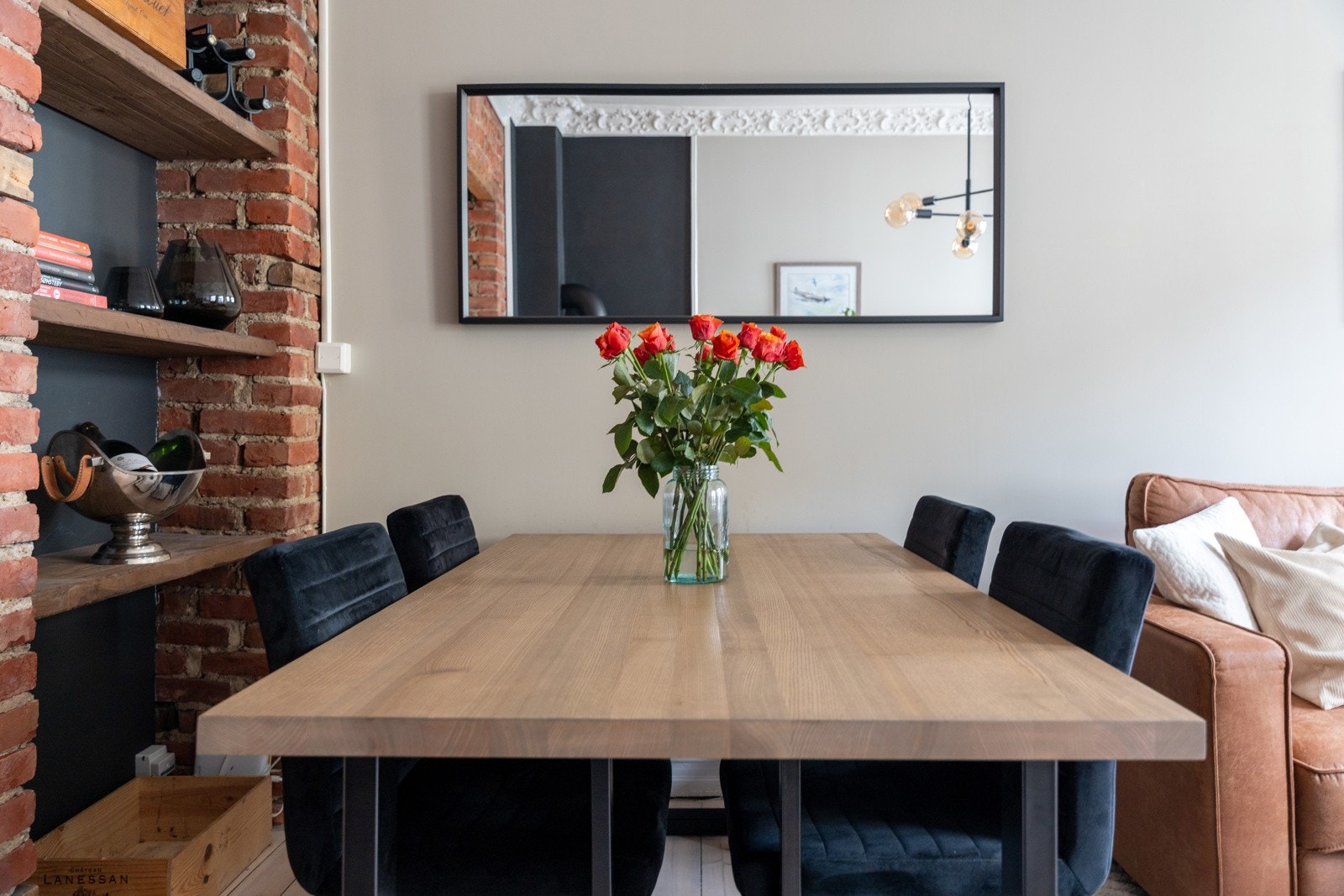 Videre i stuen er det god plass til et spisebord - perfekt for hyggelige middager med gjester. Galleribilde