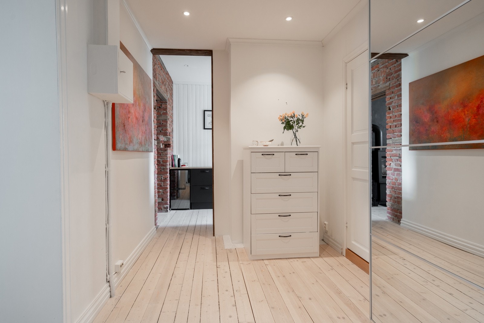 Fra gangen kan man gå direkte til kjøkken, soverom og bad. Galleribilde