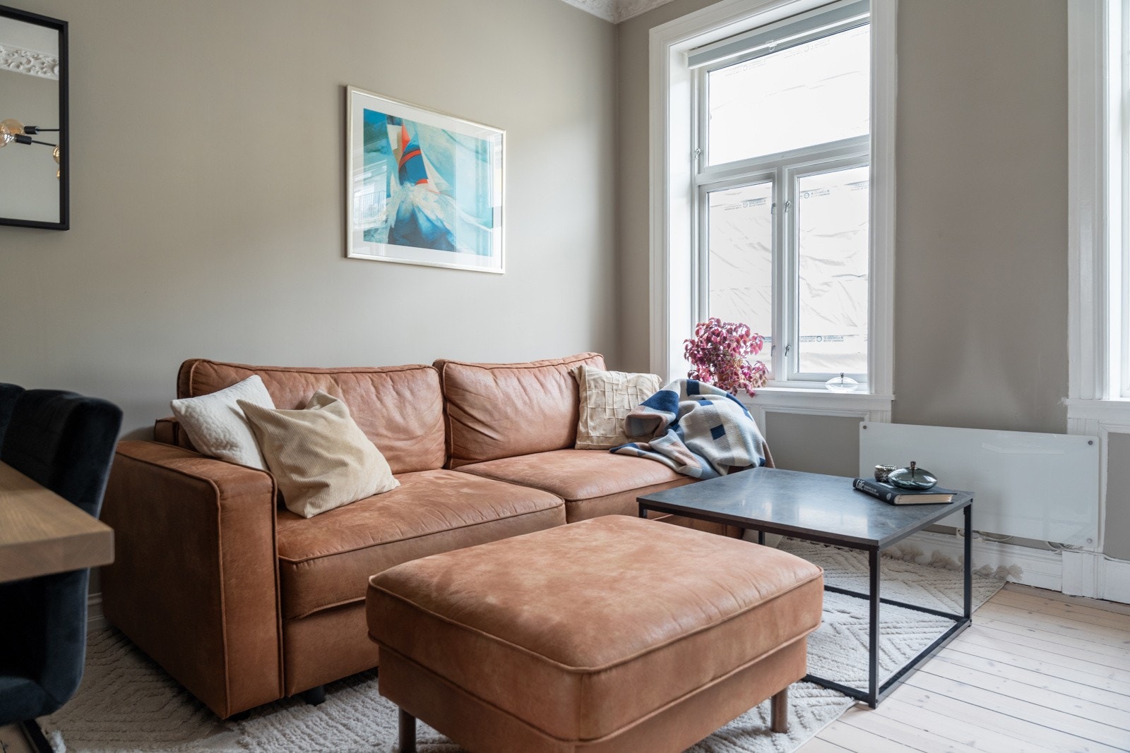 Her er det god plass til en sofa med tilhørende møblement. Galleribilde