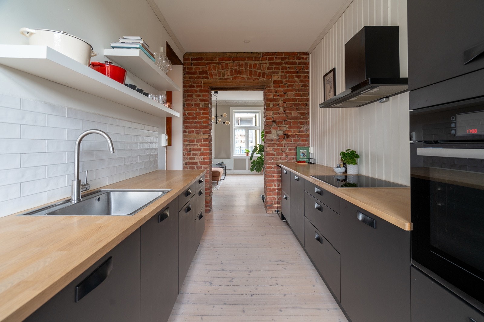 Komfyrvakt og avtrekk ble montert i 2021, og kjøkkenet er av moderne standard. Galleribilde