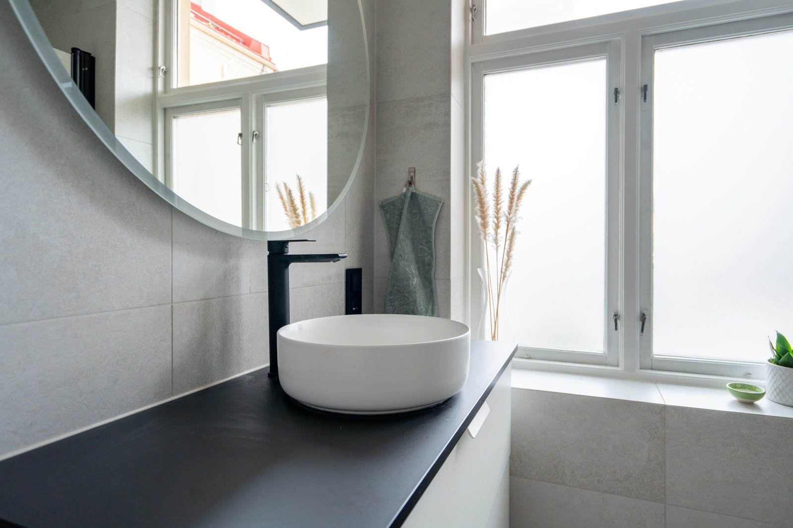 Nydelig bad fra 2021 med svarte og hvite detaljer. Her er det godt med naturlig lys og luftemuligheter. Galleribilde