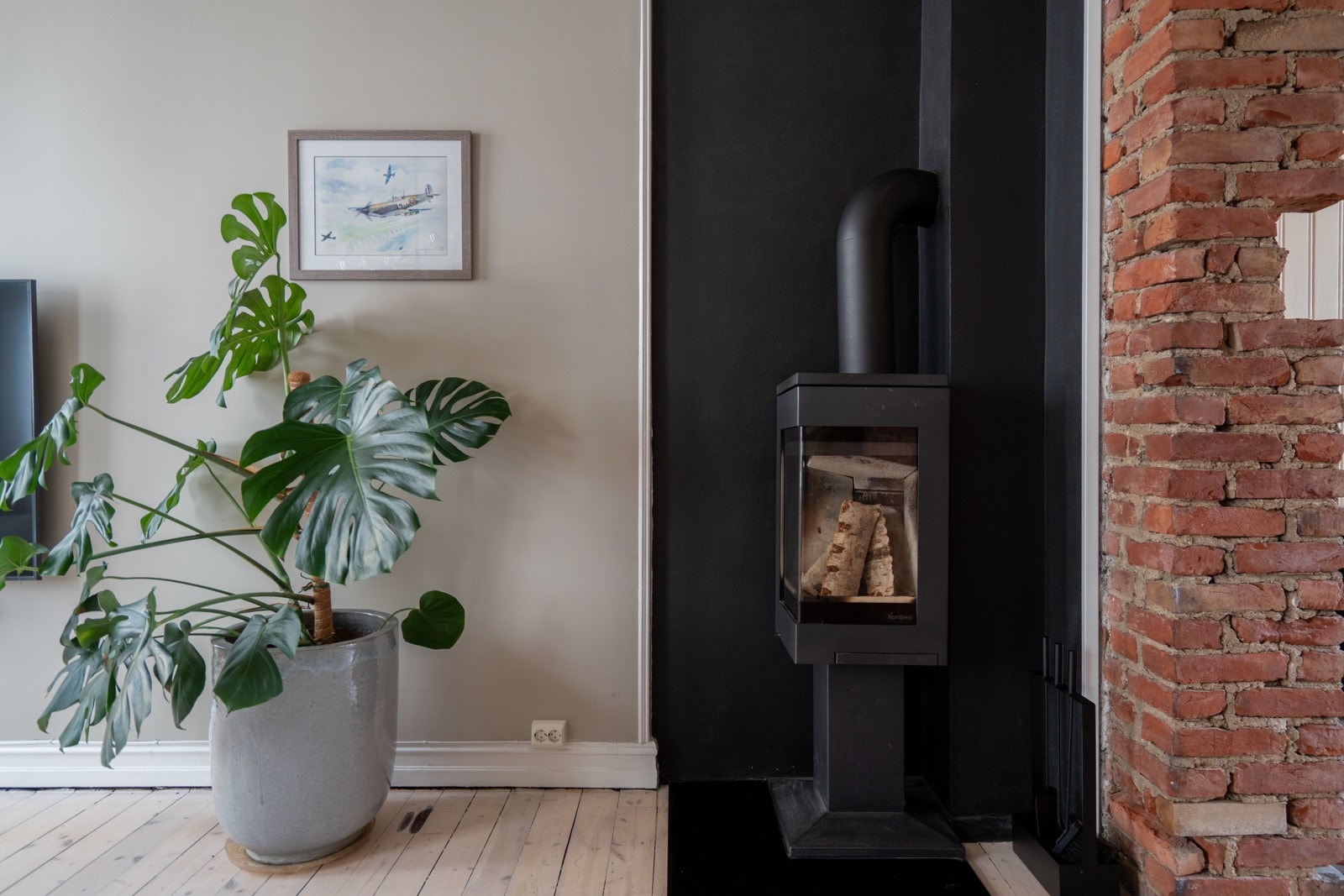 Peisen er plassert i hjørnet og bidrar til den lune, hjemmekoselige stemningen når vinteren setter inn. Galleribilde