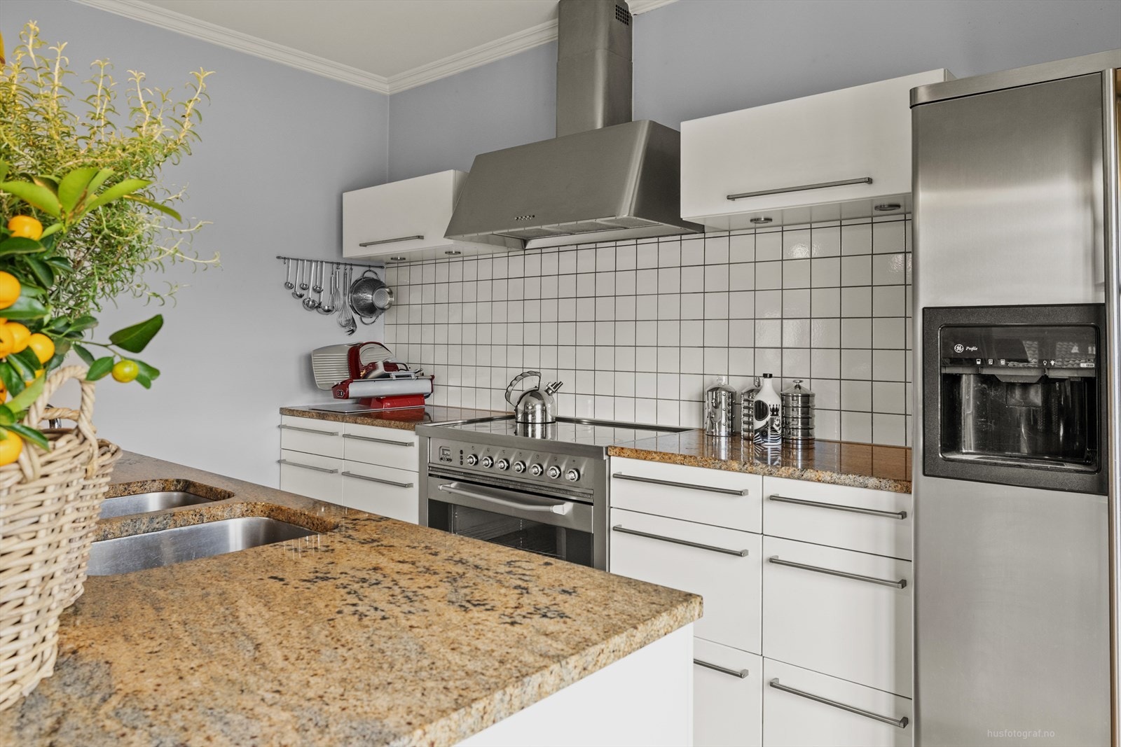 Komfyren er fra Ilve og er tilpasse for å passe i stilen med huset - denne er 90 cm bred Galleribilde