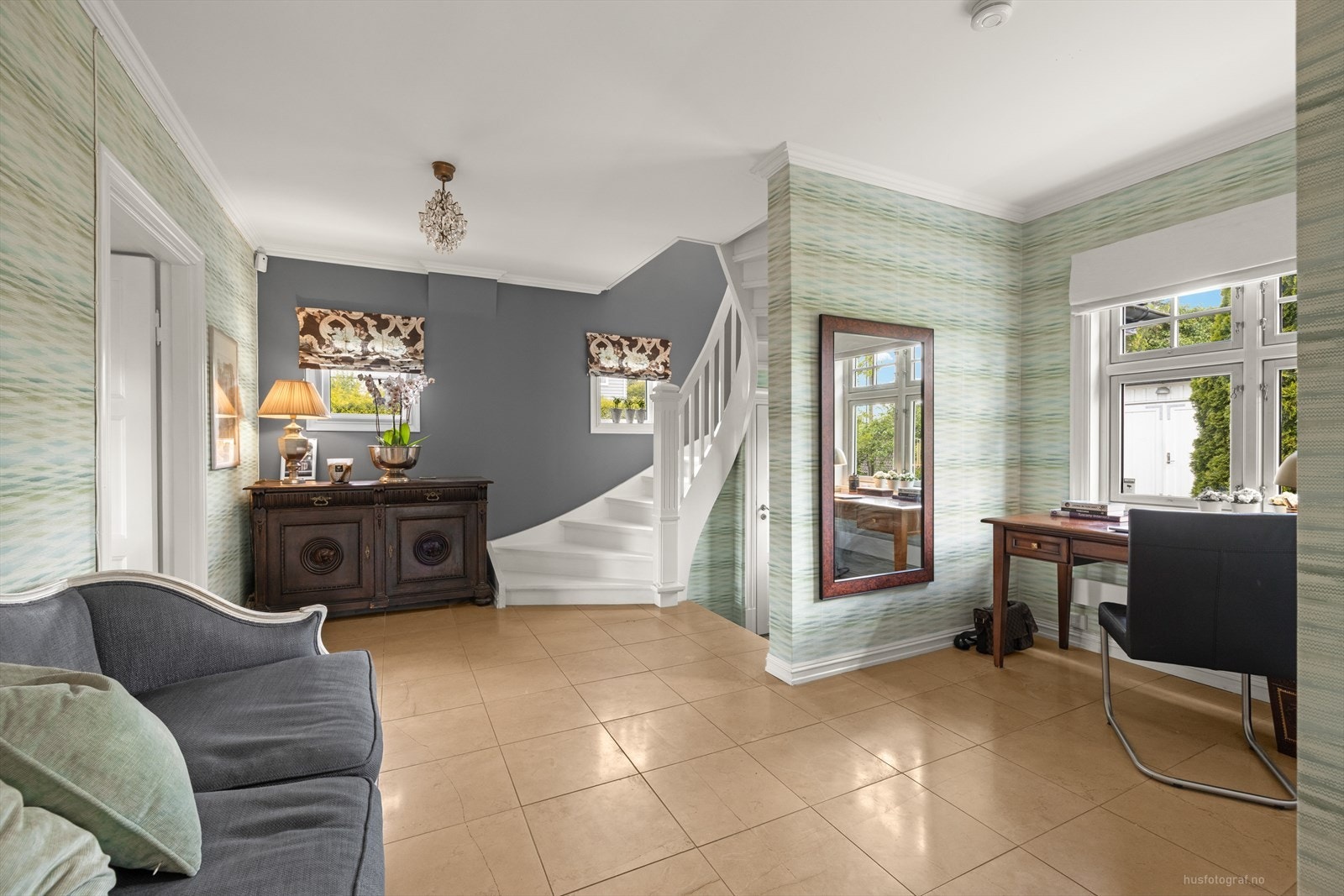 Romslig hall med garderobe og elegante Italienske gulvfliser av kalkstein m/varmekabler. Galleribilde