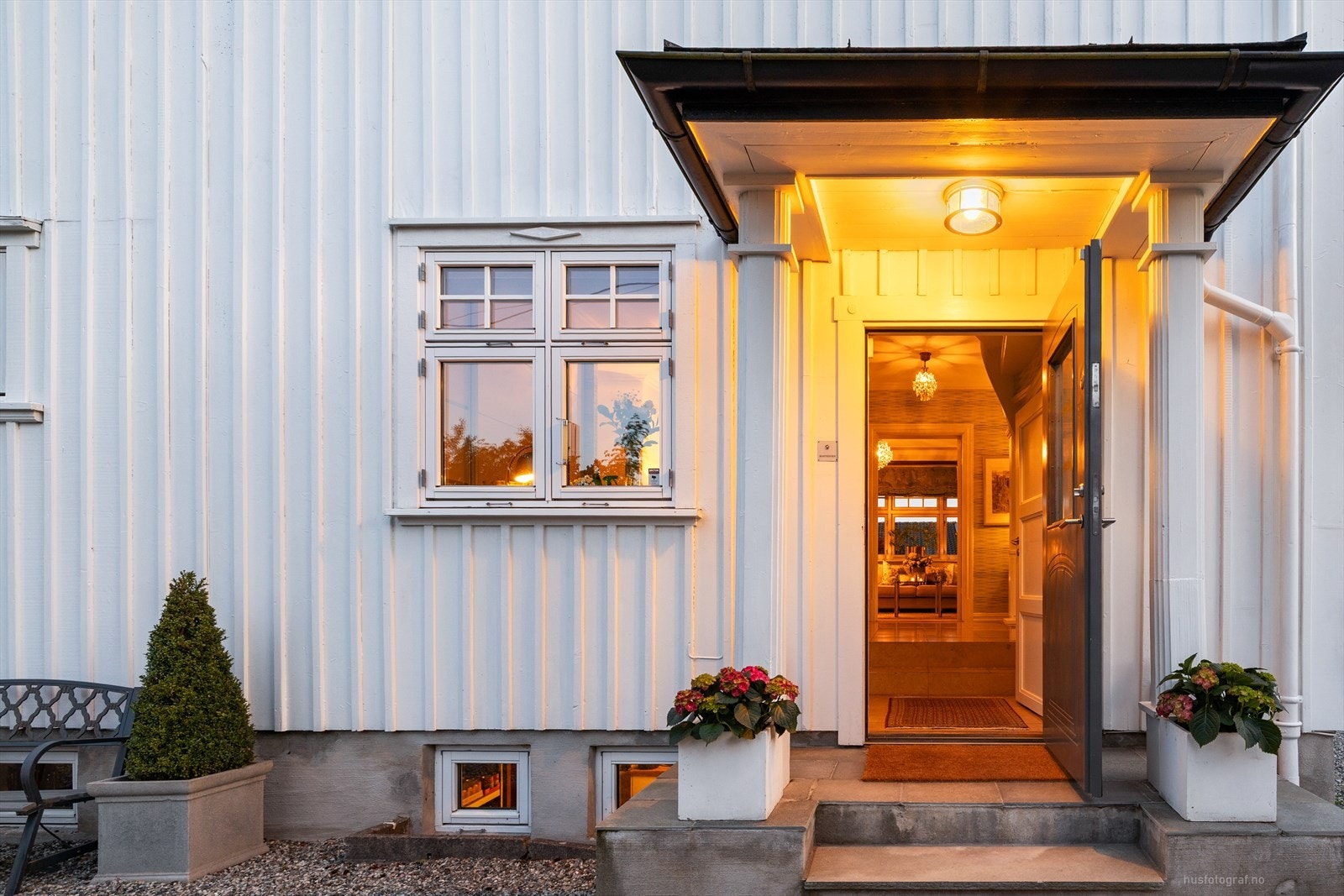 Hyggelig og overbygget inngangsparti Galleribilde