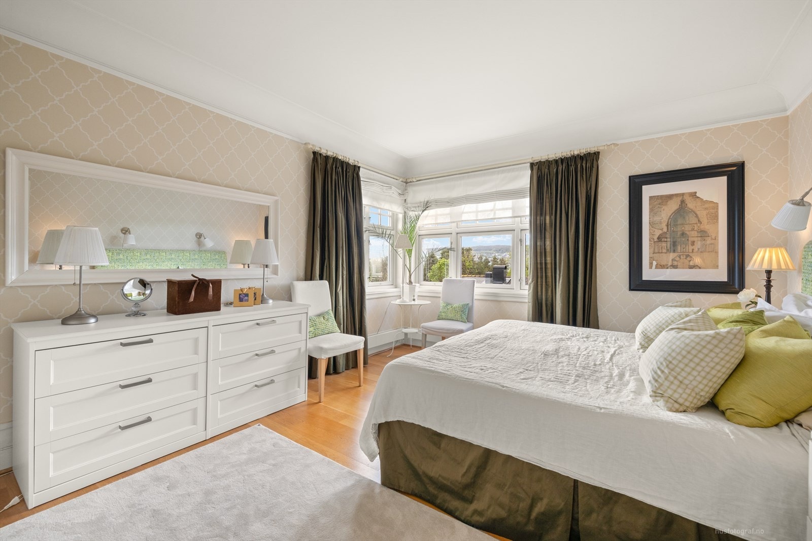 Hovedsoverom i 2.etg. med stilfull tapet og plassbygget skyvedørsgarderobe Galleribilde