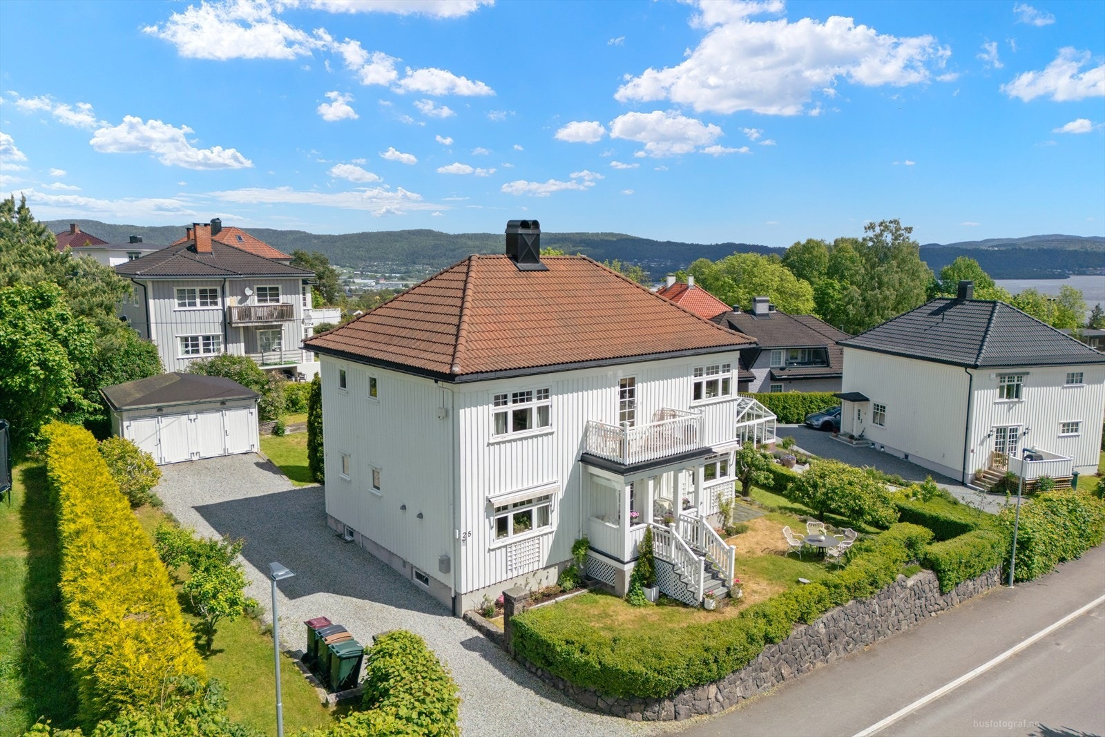 Eiendommen ligger rett ved skolen og tilbyr kort pendlervei til Brakerøya og det nye sykehuset Galleribilde