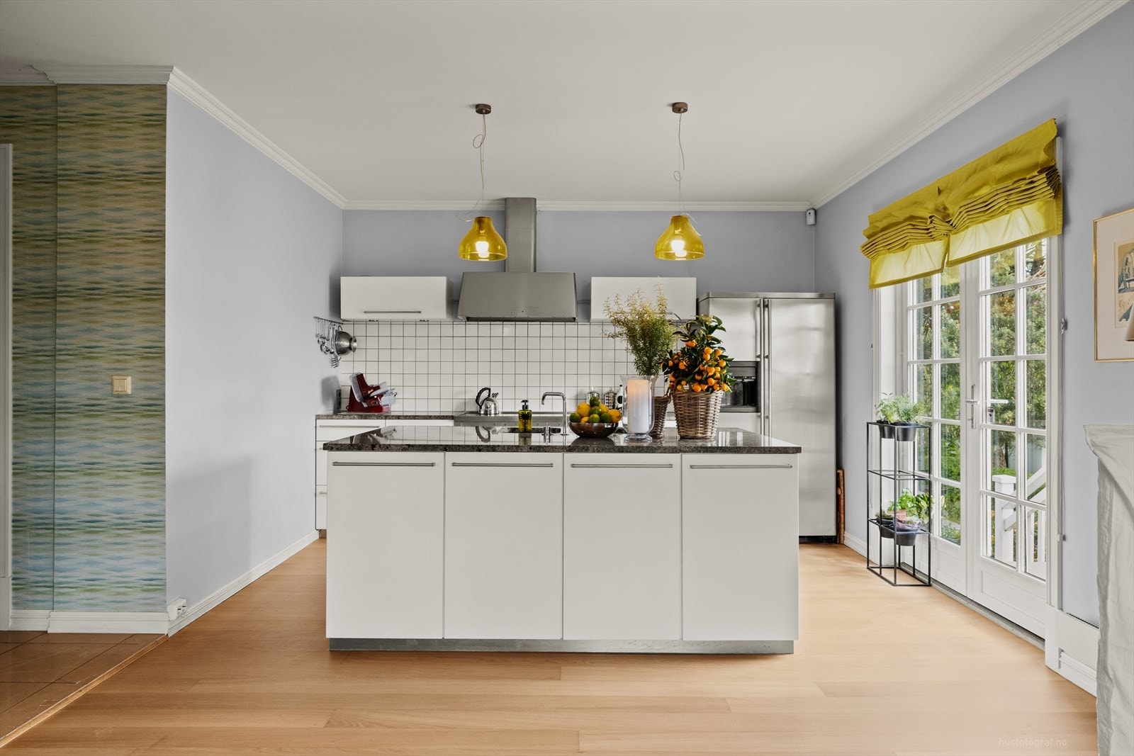 Sosialt kjøkken med 2-fløyet dør mot hagen Galleribilde