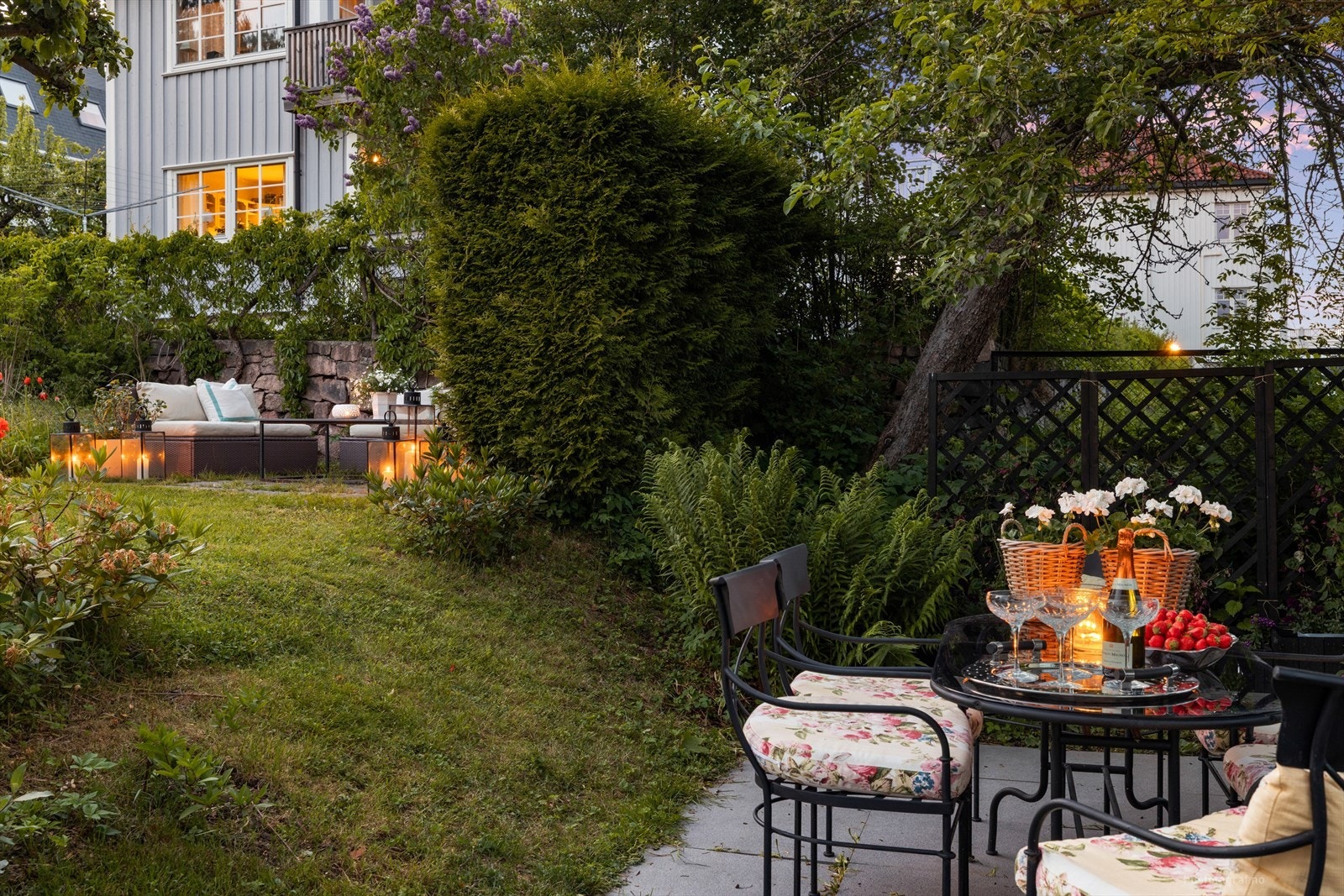 Pen beplantning med hekker, prydbusker og trær Galleribilde