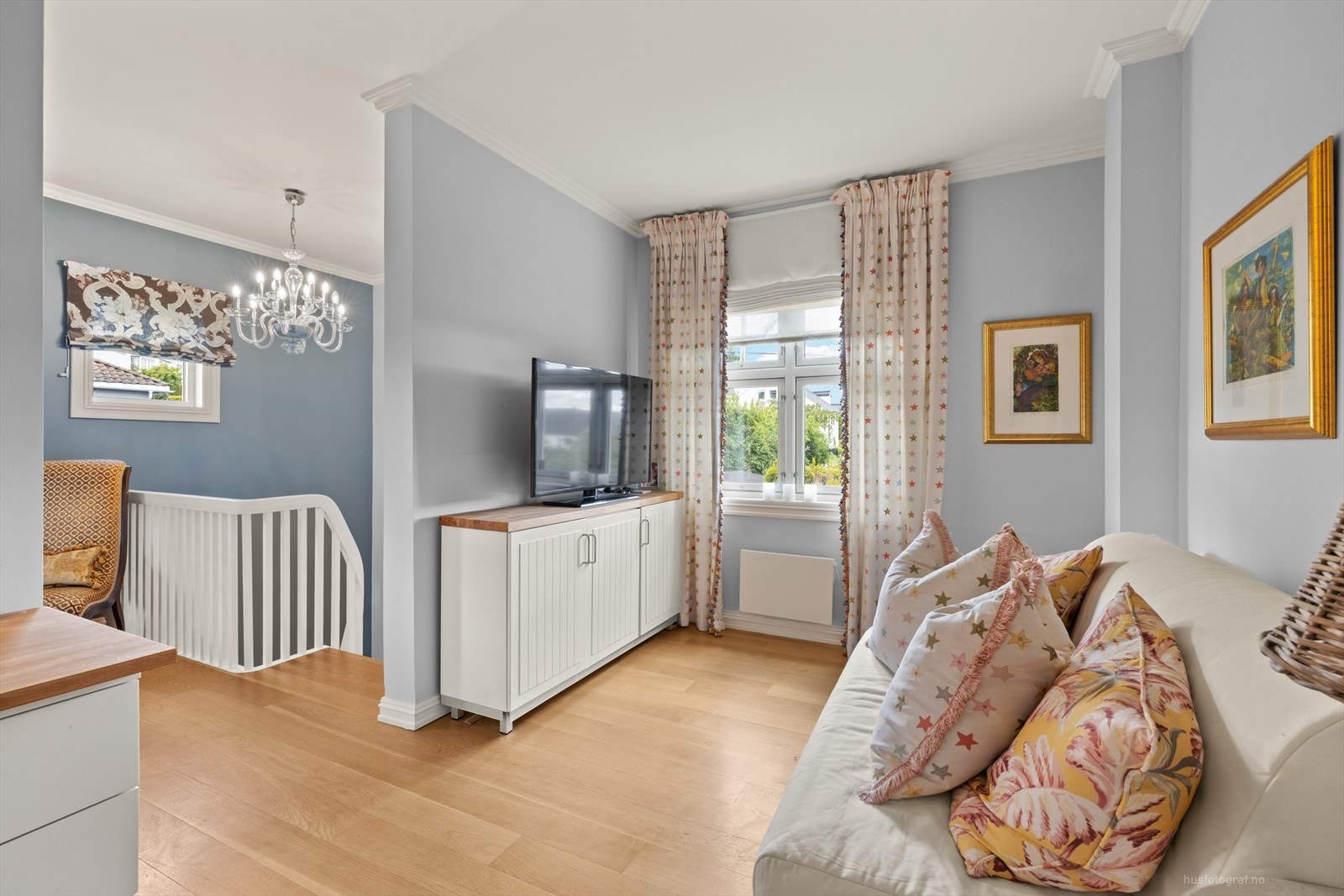 Allrom i 2. etg. benyttes i dag som TV-stue og kontor Galleribilde