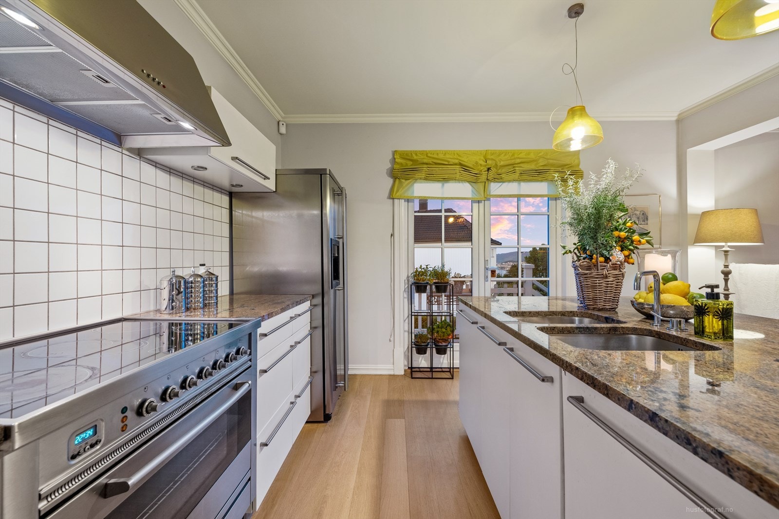 Hyggelig kjøkken med fin kontakt med hagen Galleribilde