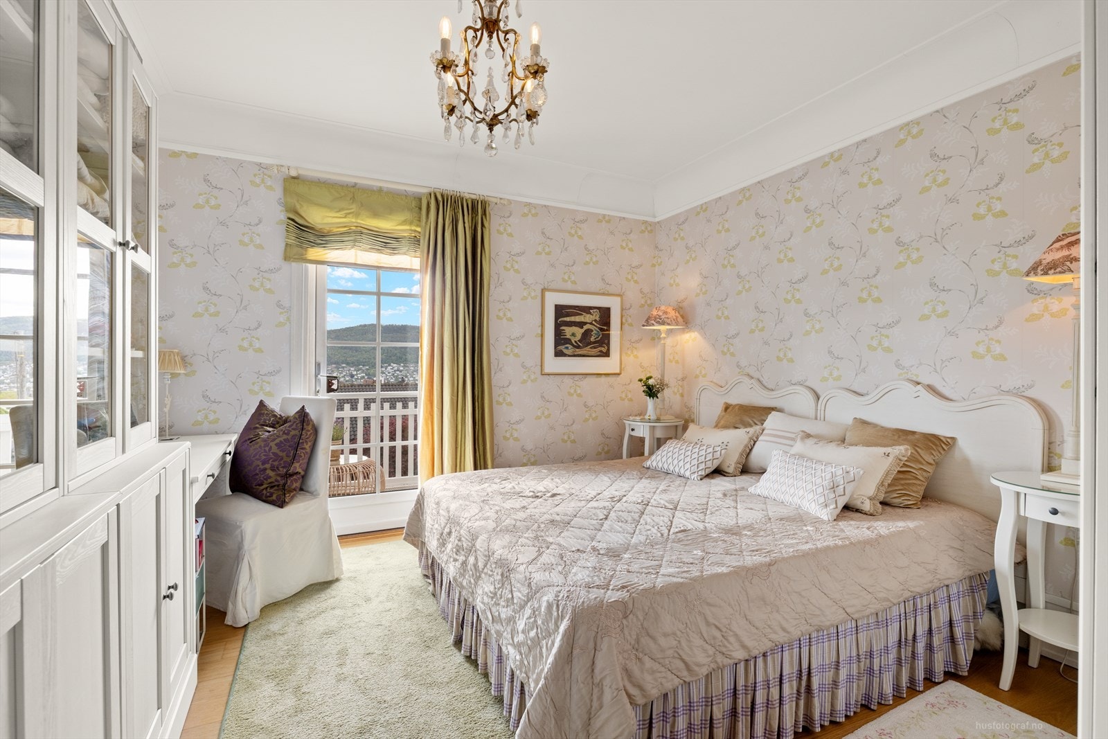 Soverom nr. 2 har adkomst til hyggelig utsiktsveranda Galleribilde