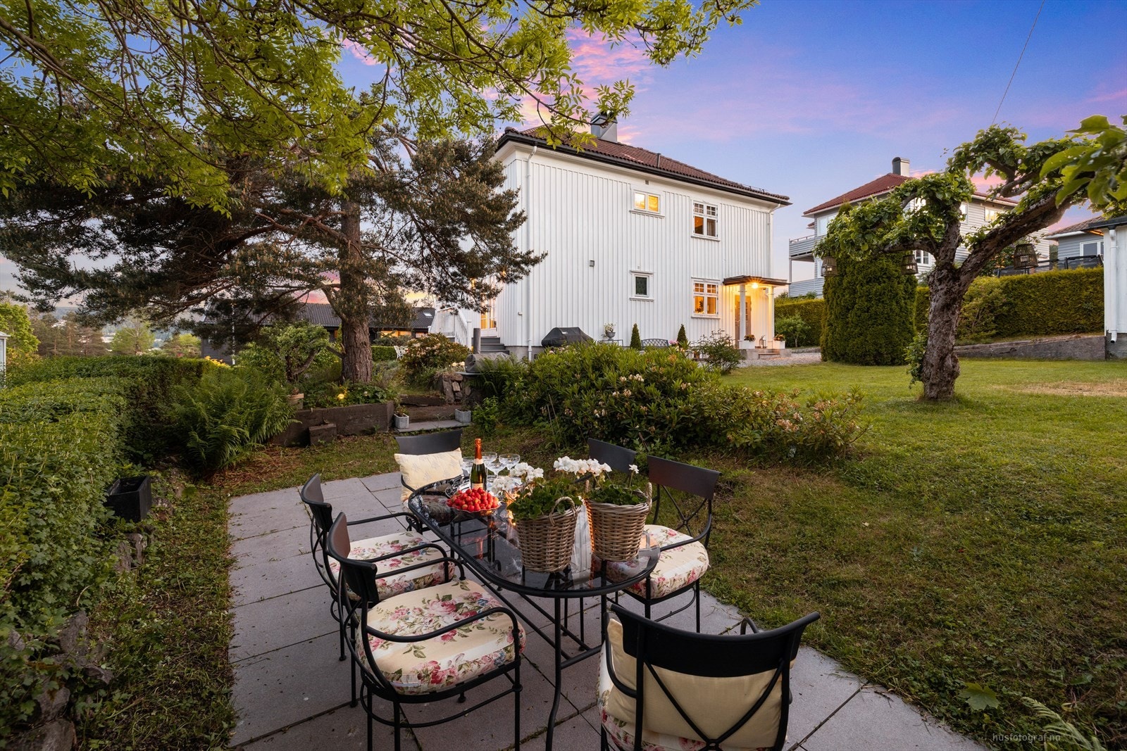 Steinsatt uteplass i private, luftige og skjermede omgivelser Galleribilde