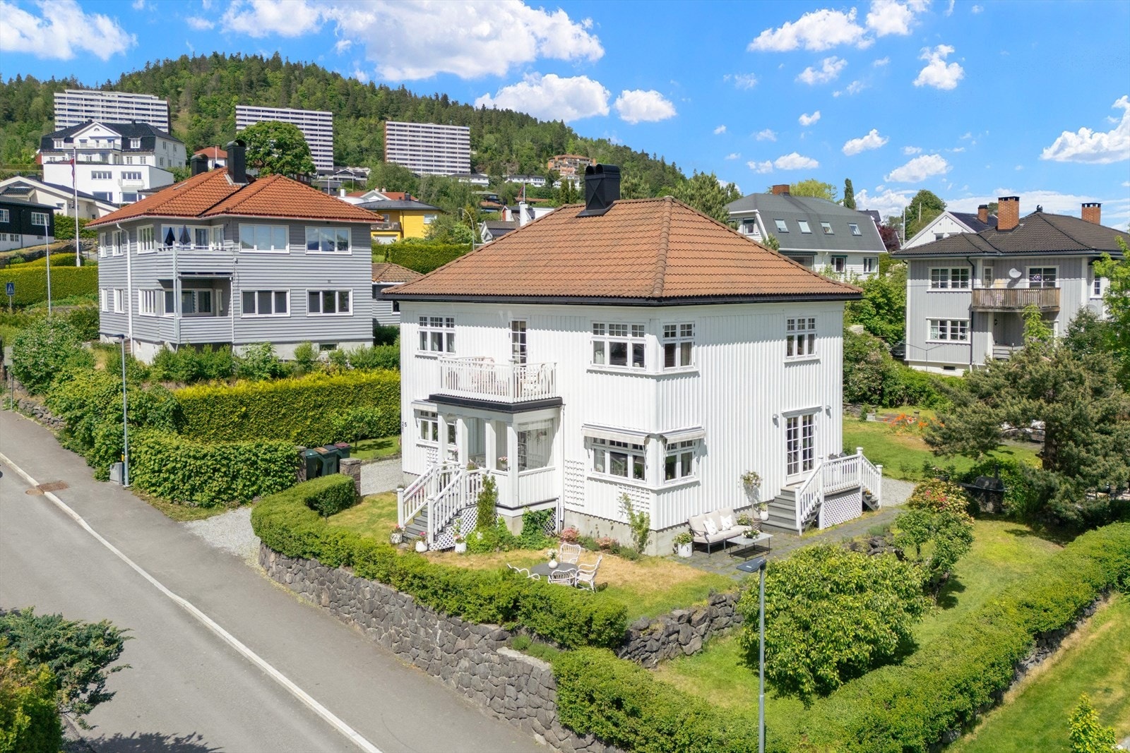 Klassisk villa med flott arkitektur og godt ivaretatt stiluttrykk Galleribilde