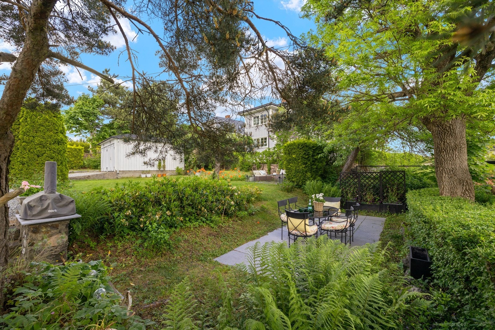 Grønn oase bak huset med barnevennlig plen som er ideell for lek og rekreasjon Galleribilde