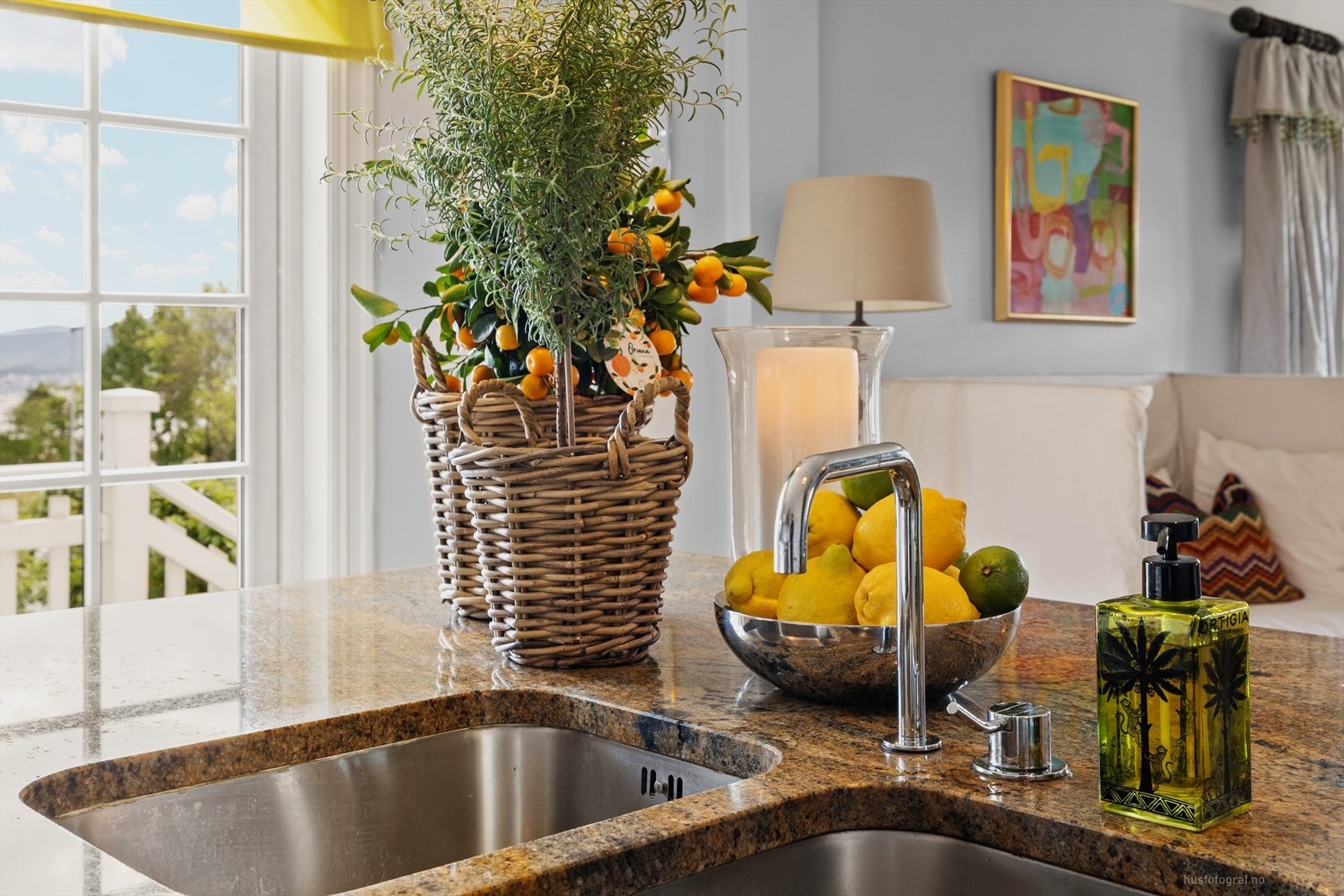 Kjøkkenøyen har en lekker og eksklusiv granitt-benk med underlimte vasker og design-armatur fra Vola Galleribilde