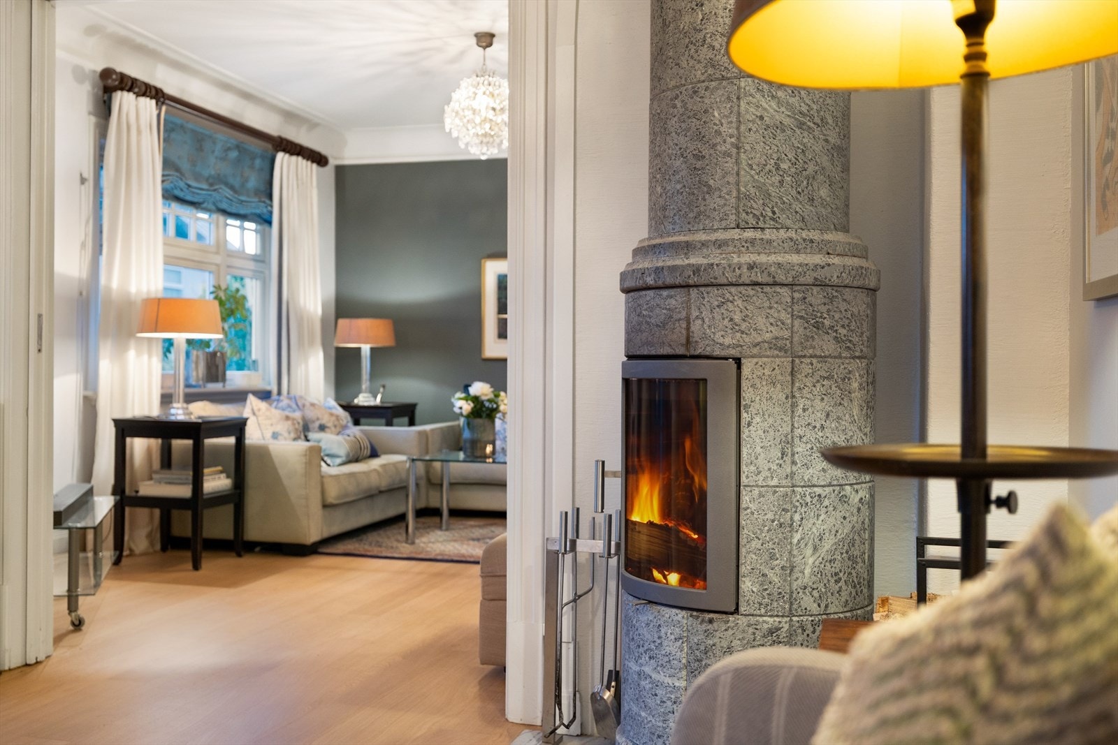 Huset har virkelig sjel og den fine klebersteinsovnen gir hyggelig stemning på kveldene med effektiv og langvarig varme Galleribilde