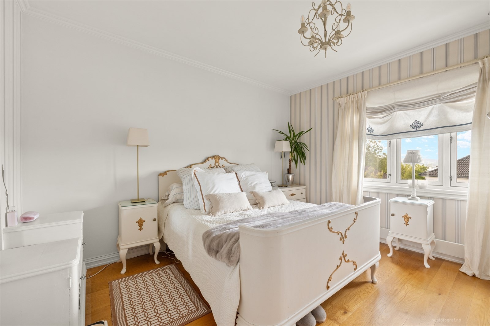 Soverom nr. 3 er også romslig med 1-stavs eik på gulv Galleribilde