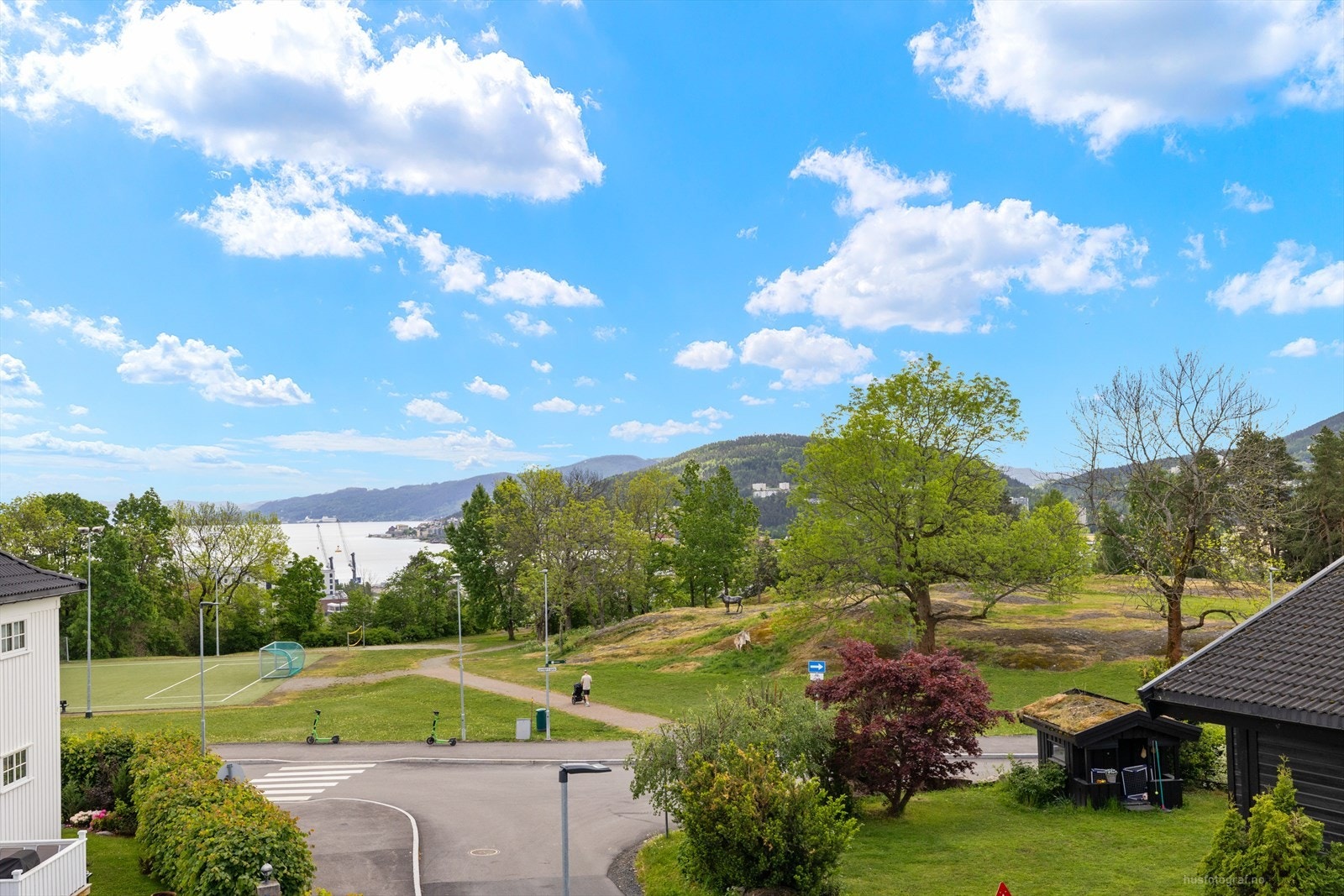 Fra verandaen er det flott fjordutsikt og fin oversikt over Kjappen Galleribilde