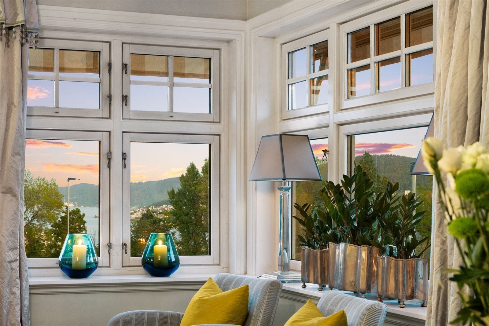 Merk de fine hjørnevinduene i spisestuen som gir fint utsyn og godt med dagslys til rommet Galleribilde