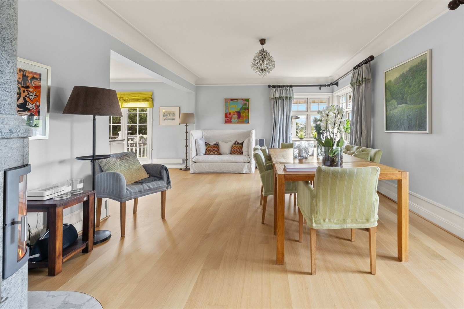 Lekker spisestue med god plass for langbord og store sosiale lag Galleribilde