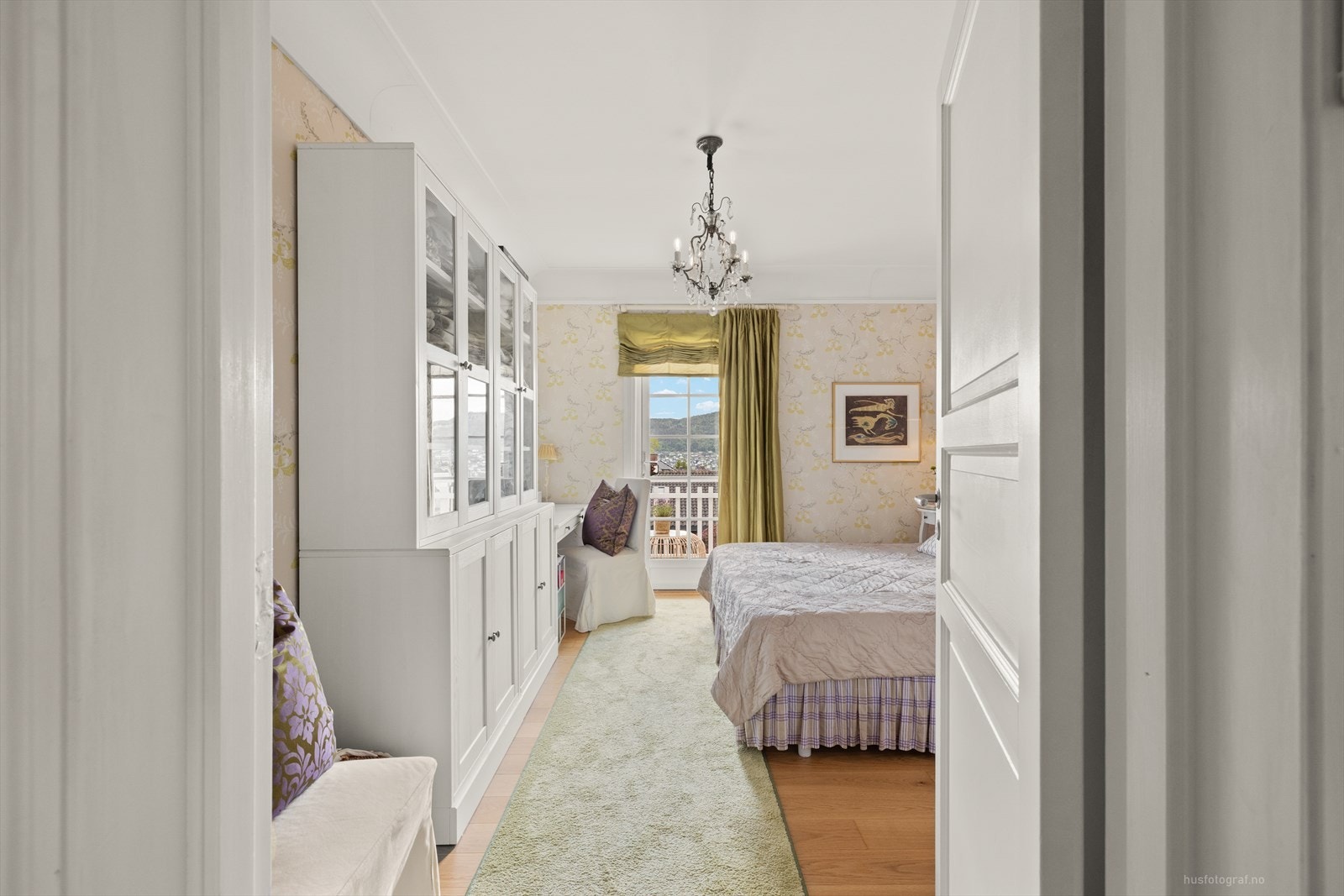 Rommet har også pent 1-stavs parkettgulv Galleribilde