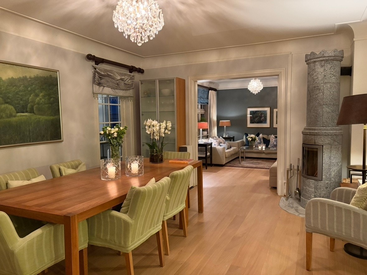 Utgang til veranda og hage fra spisestuen Galleribilde