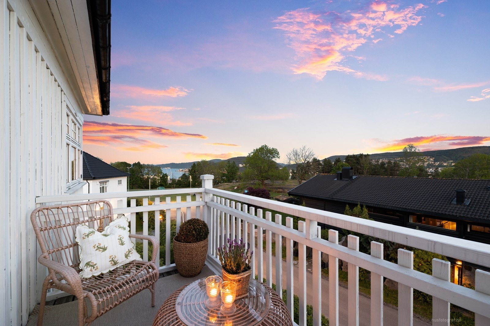 Fra verandaen ser man til fjorden og mot Kjappen Galleribilde