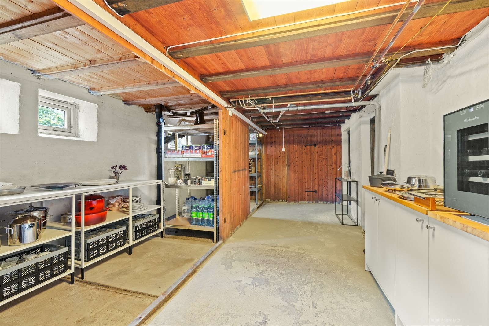 Kjeller med flott takhøyde og flere gode bodrom Galleribilde